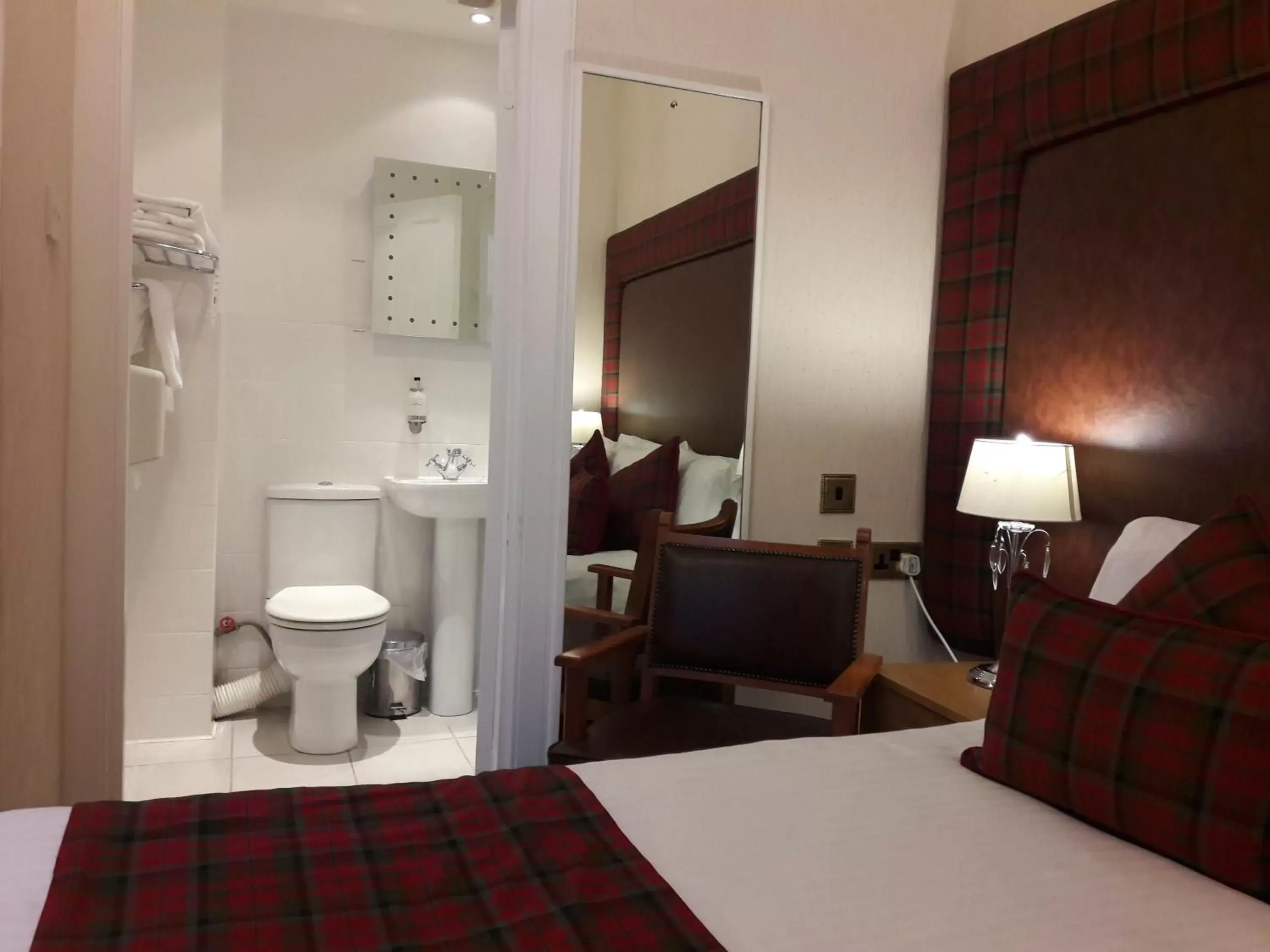 Bedroom in Argyll Hotel