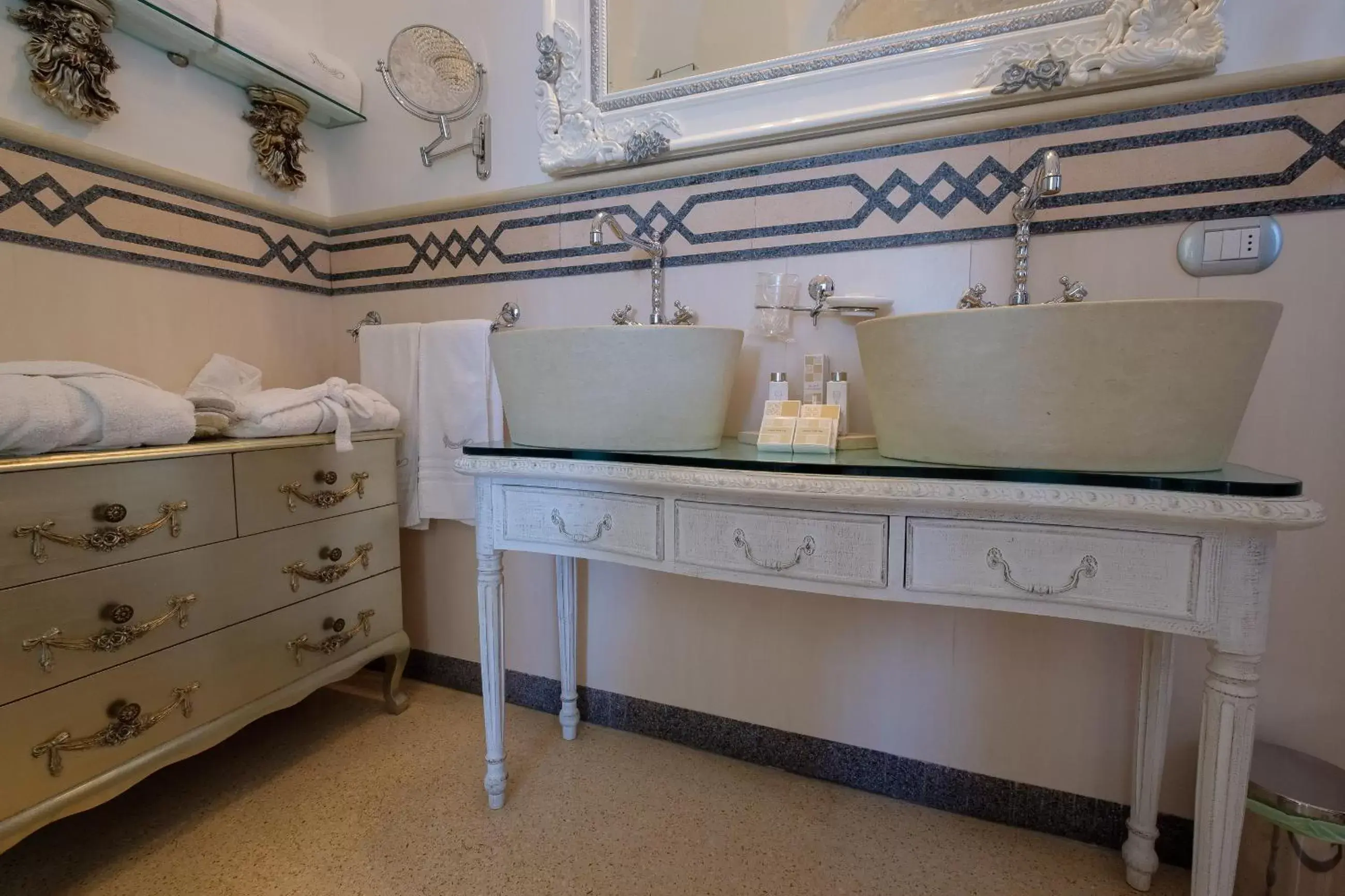Bathroom, Kitchen/Kitchenette in Palazzo Gallo Resort