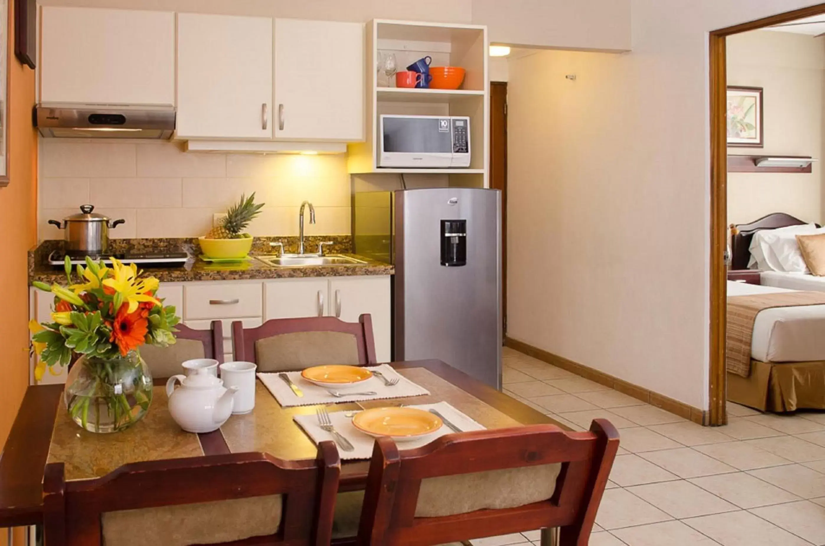 Dining area, Kitchen/Kitchenette in La Sabana Hotel Suites Apartments