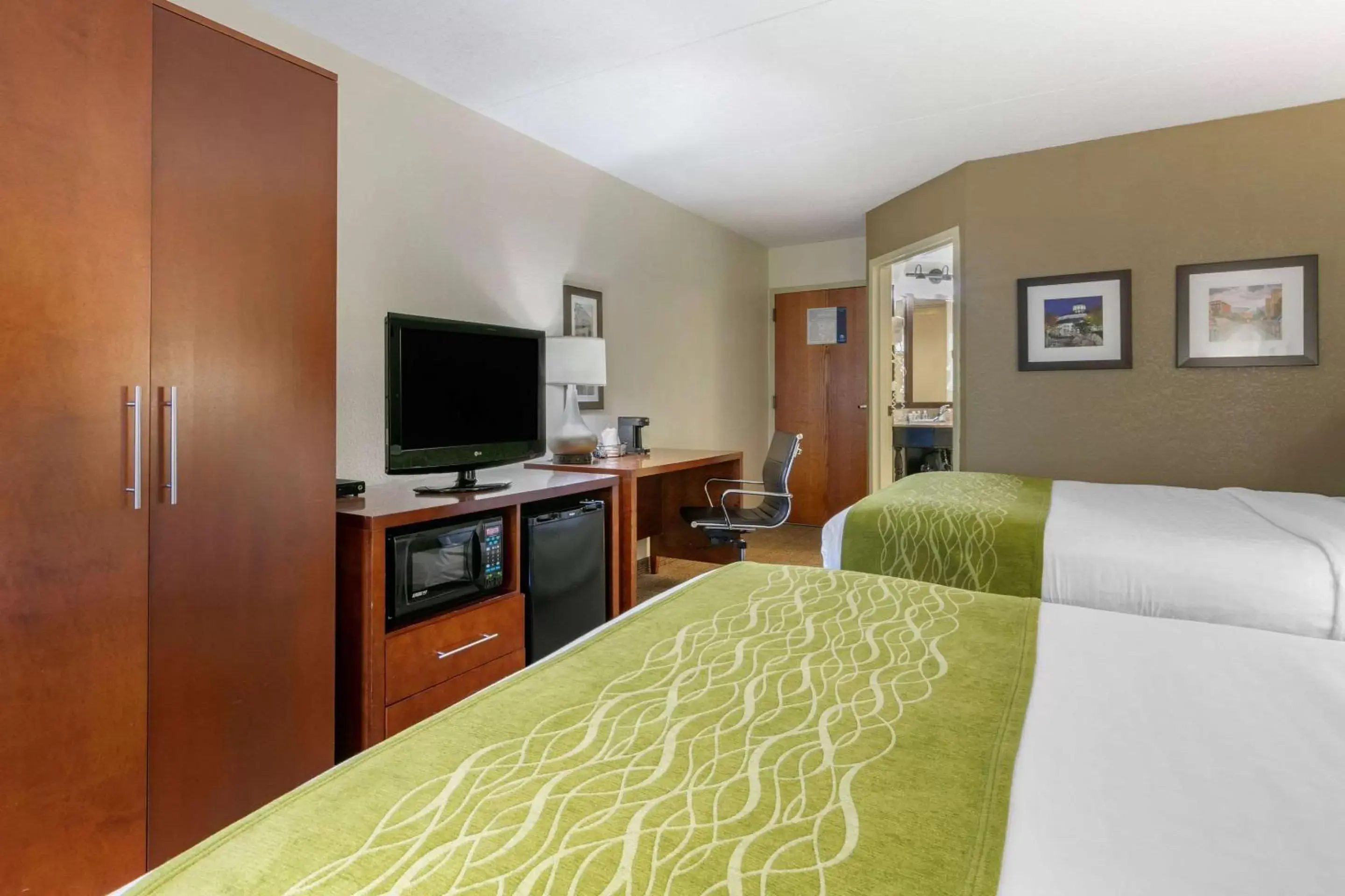 Photo of the whole room, TV/Entertainment Center in Comfort Inn Downtown Chattanooga