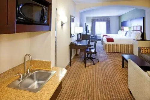 Photo of the whole room, Kitchen/Kitchenette in Holiday Inn Express Hotel & Suites Dallas West