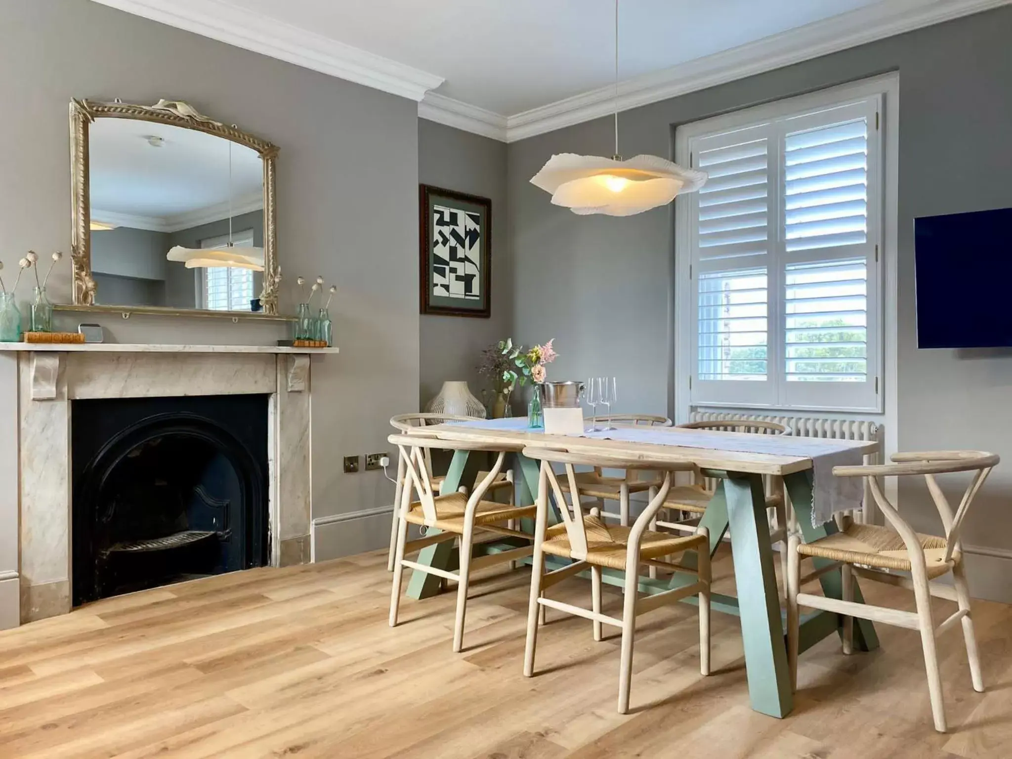 TV and multimedia, Dining Area in Railway House York by Chateau Anna