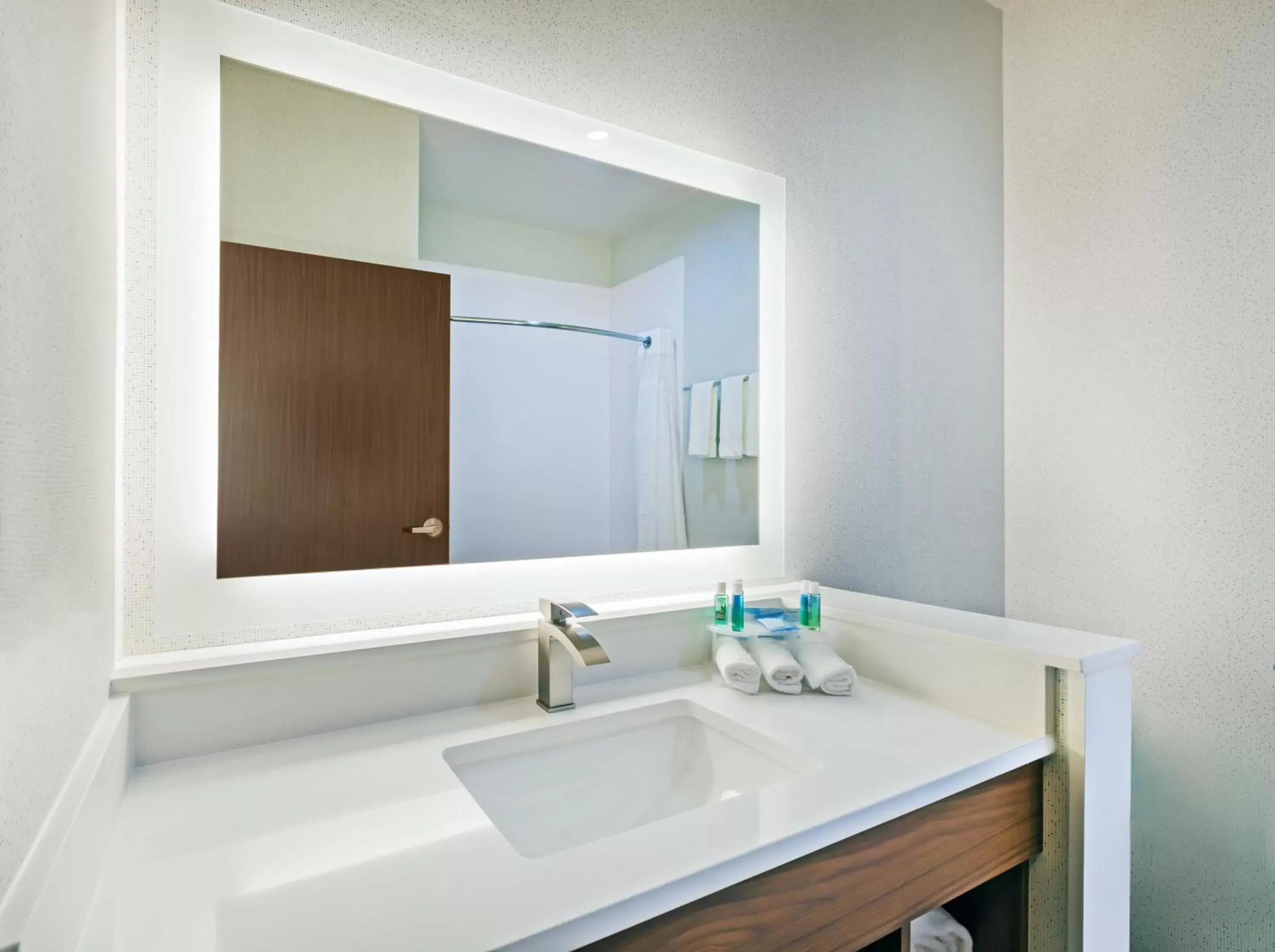 Bathroom in Holiday Inn Express & Suites - Coffeyville, an IHG Hotel