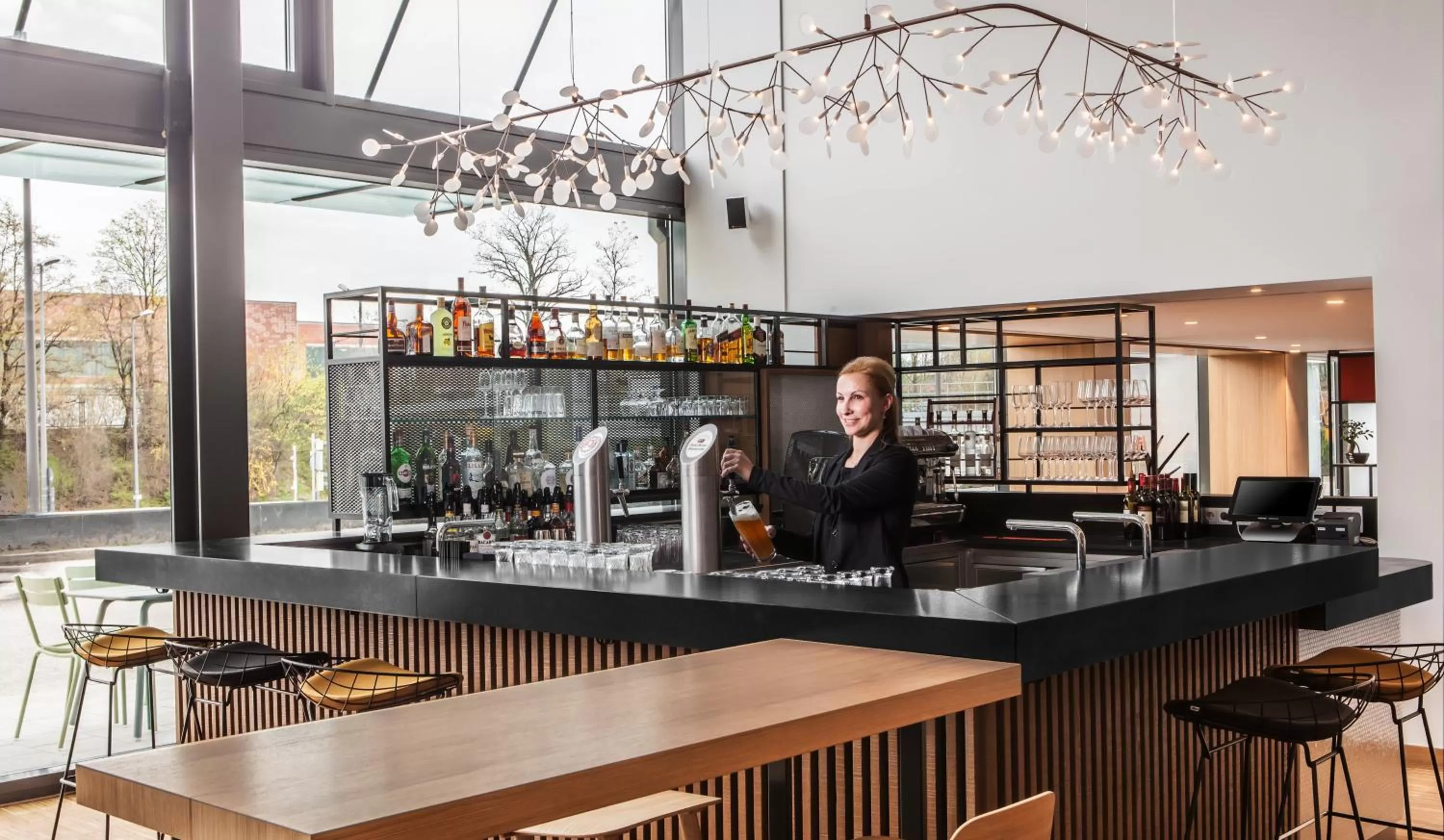 Lounge or bar in Holiday Inn Munich - Leuchtenbergring by IHG