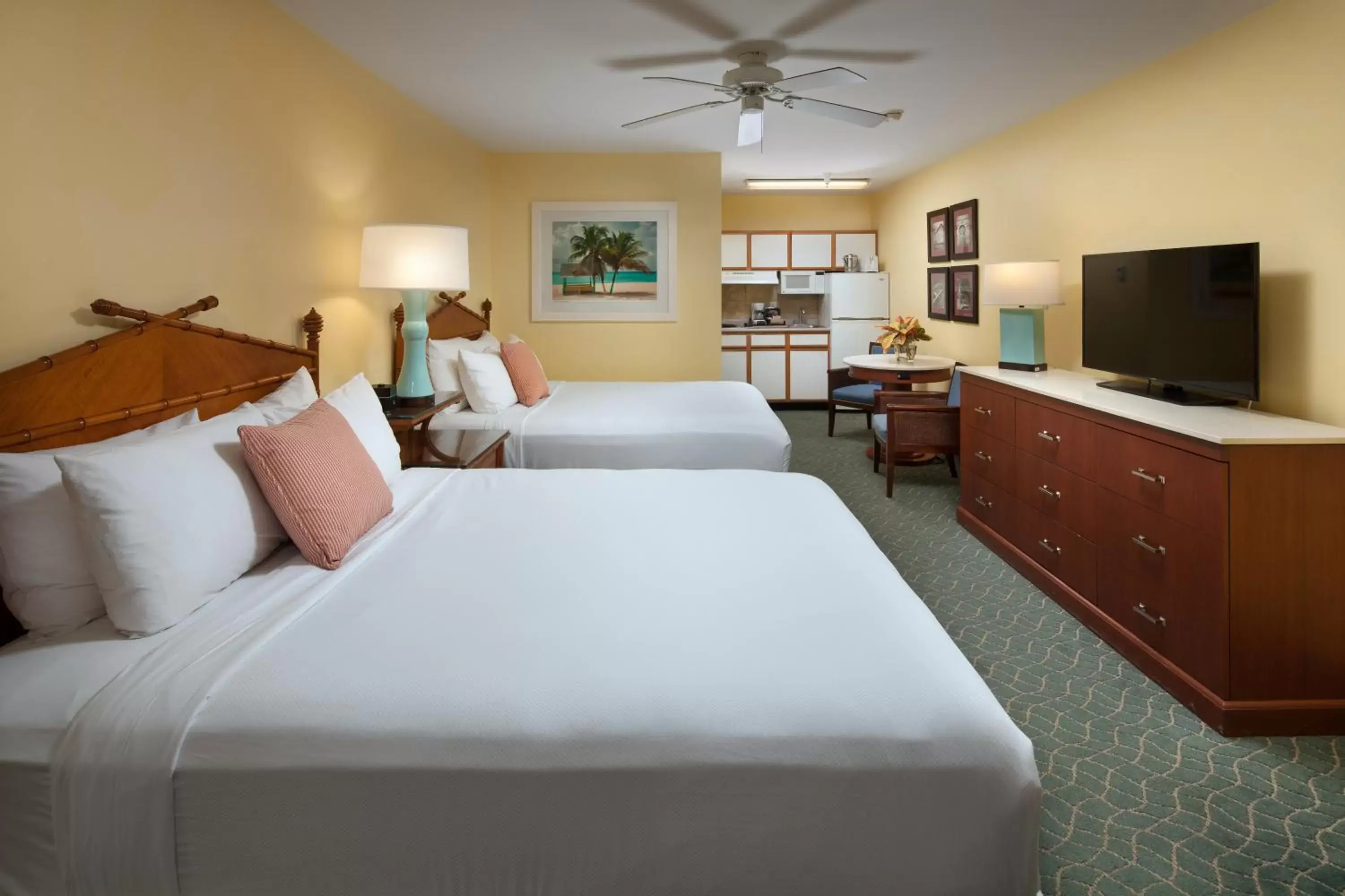 Bedroom, Bed in Sunshine Suites Resort