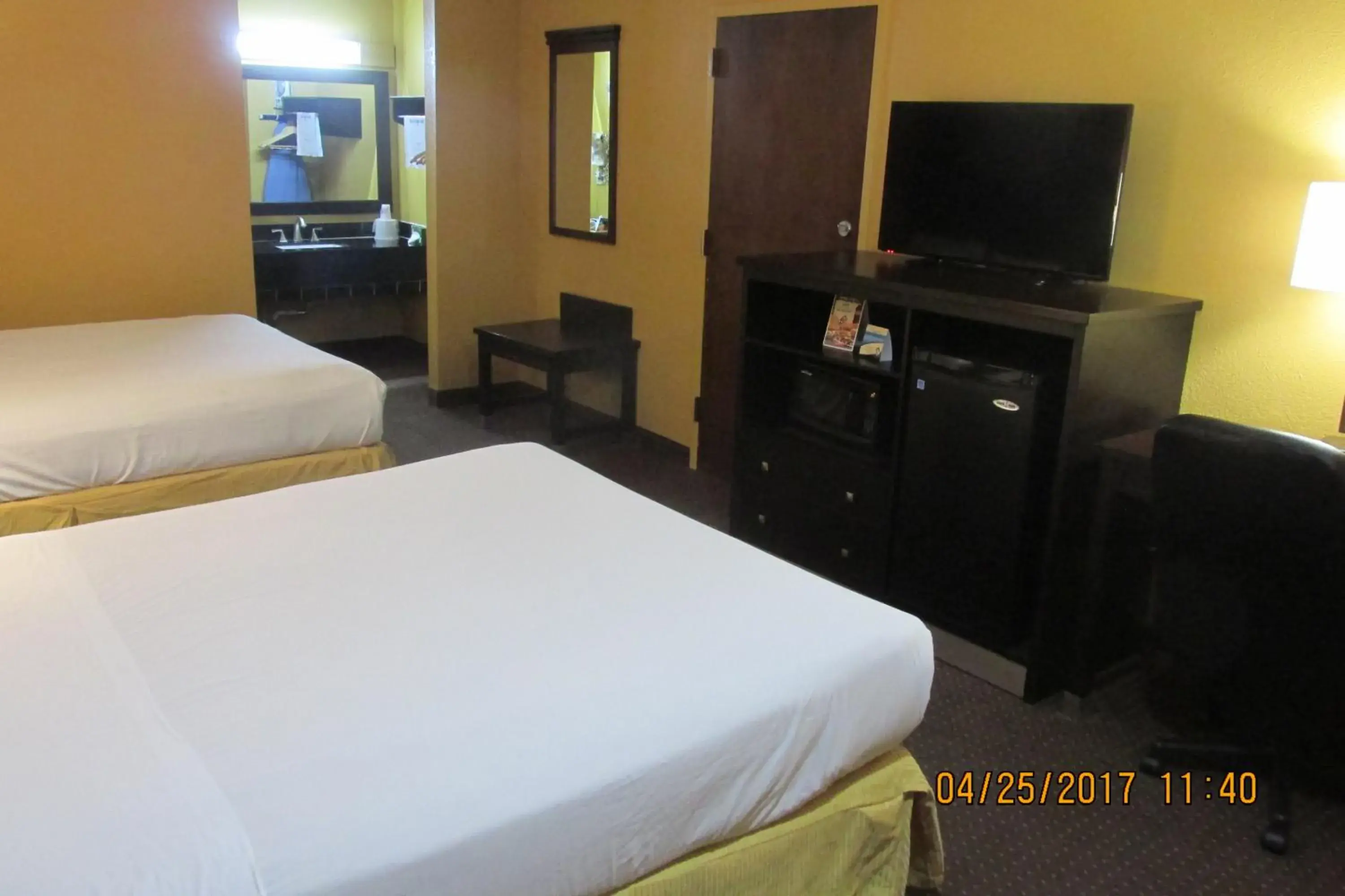 Bed in Americas Best Value Inn Byram Bed in Americas Best Value Inn Byram