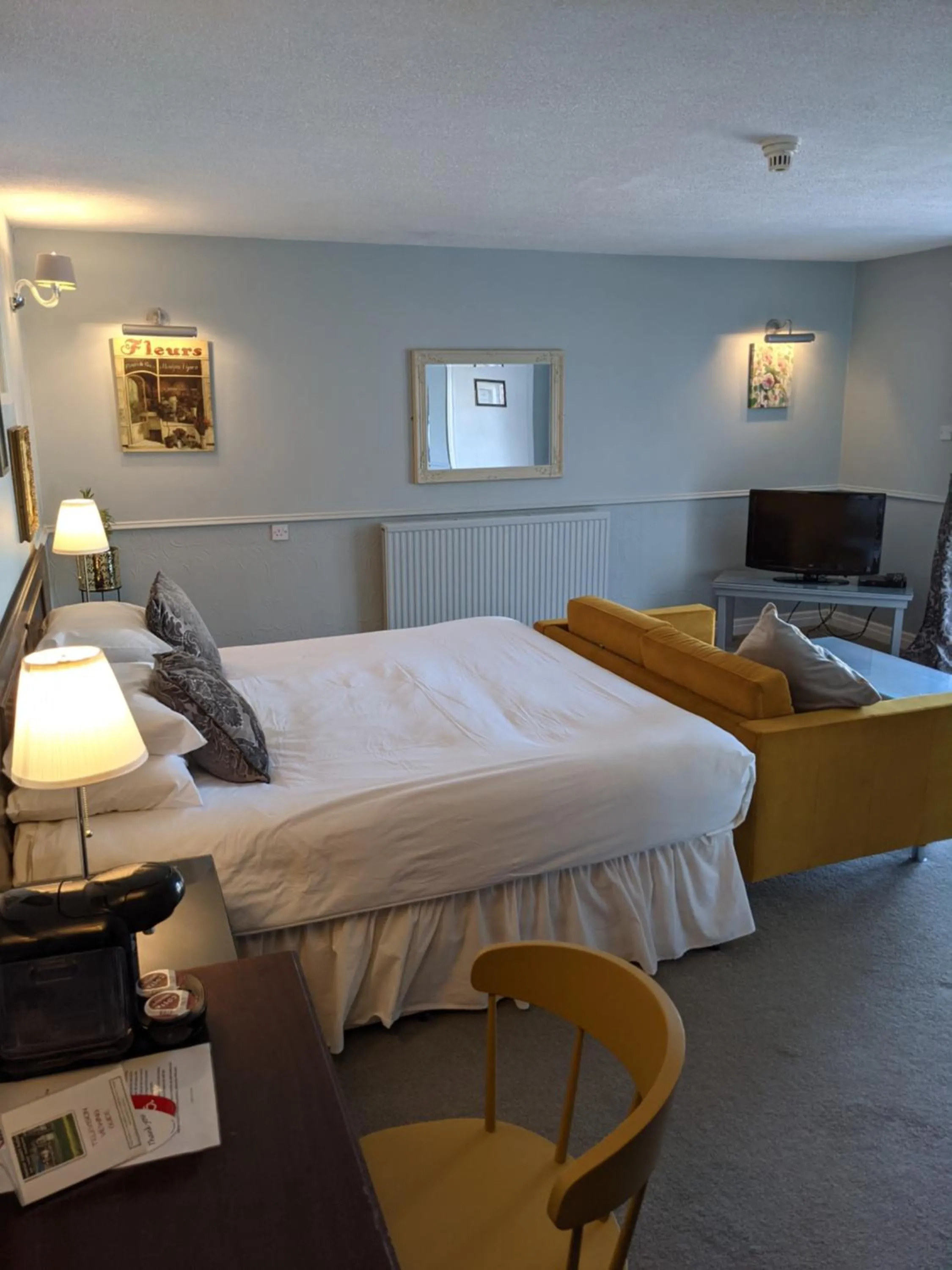 Bedroom, Bed in Manor Court Hotel