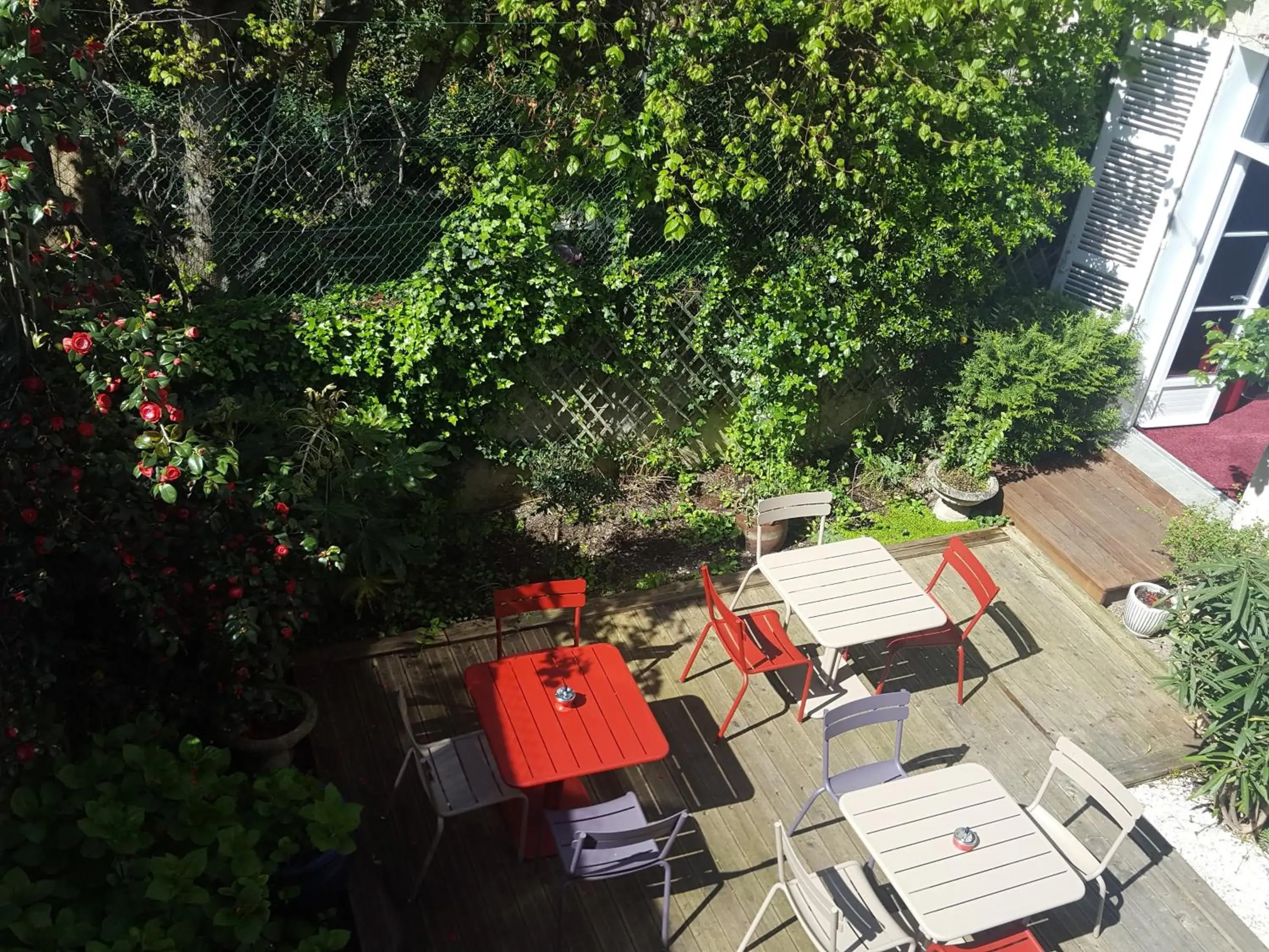 Patio, Bird's-eye View in Hotel Mirabeau