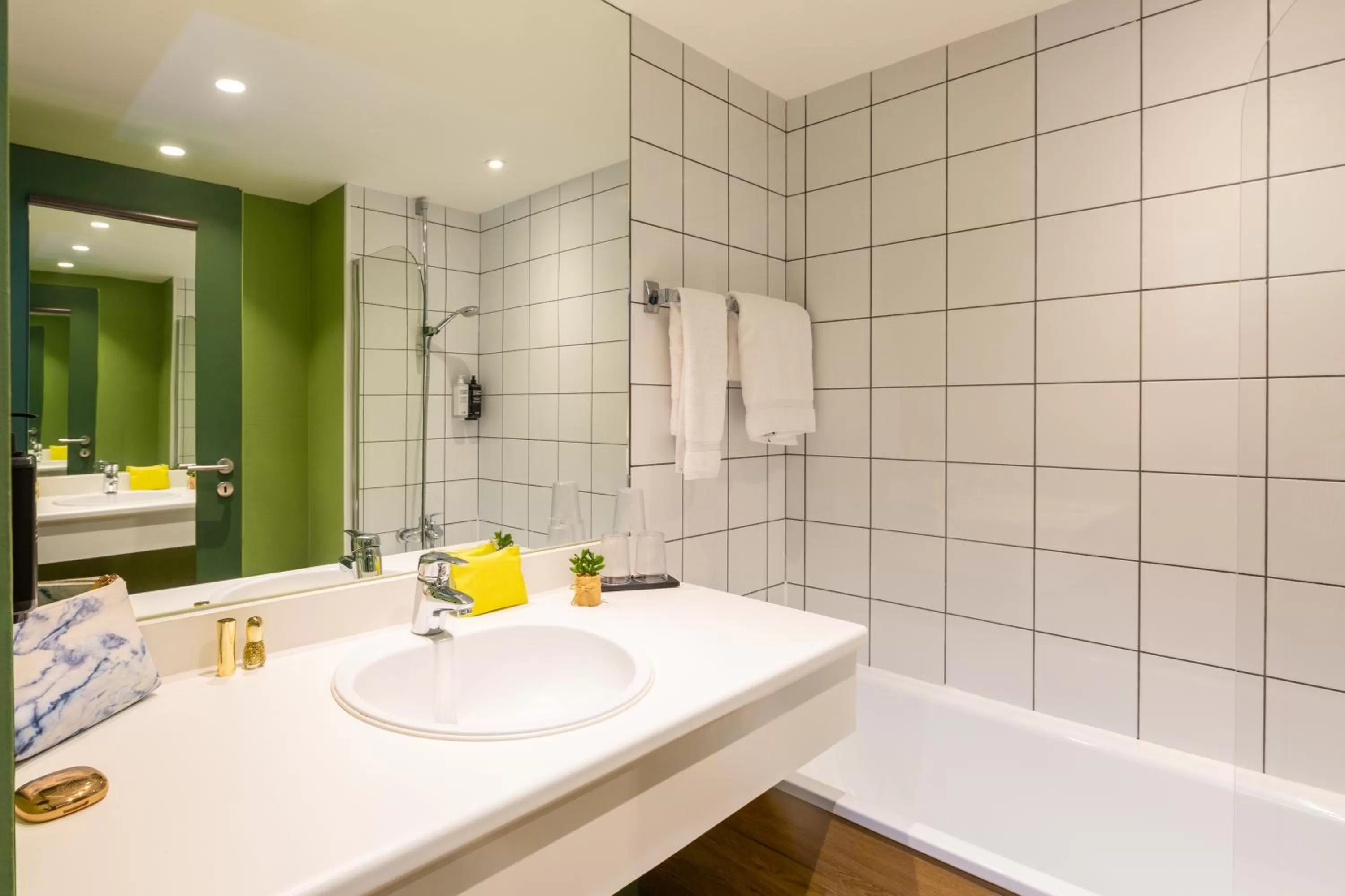 Bathroom in Ibis Styles Arlon Porte du Luxembourg