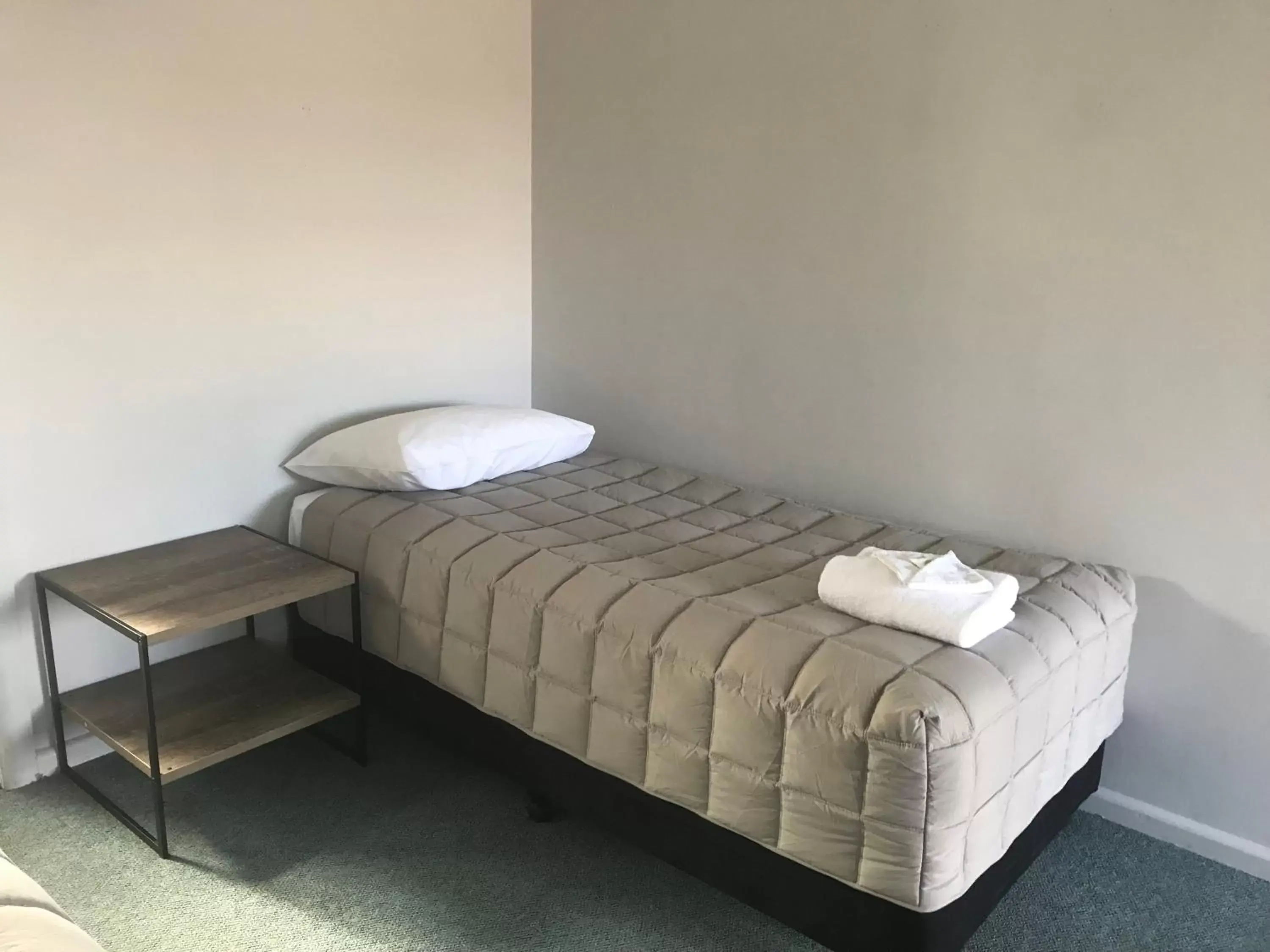 Bed in Kootingal Landview Motel