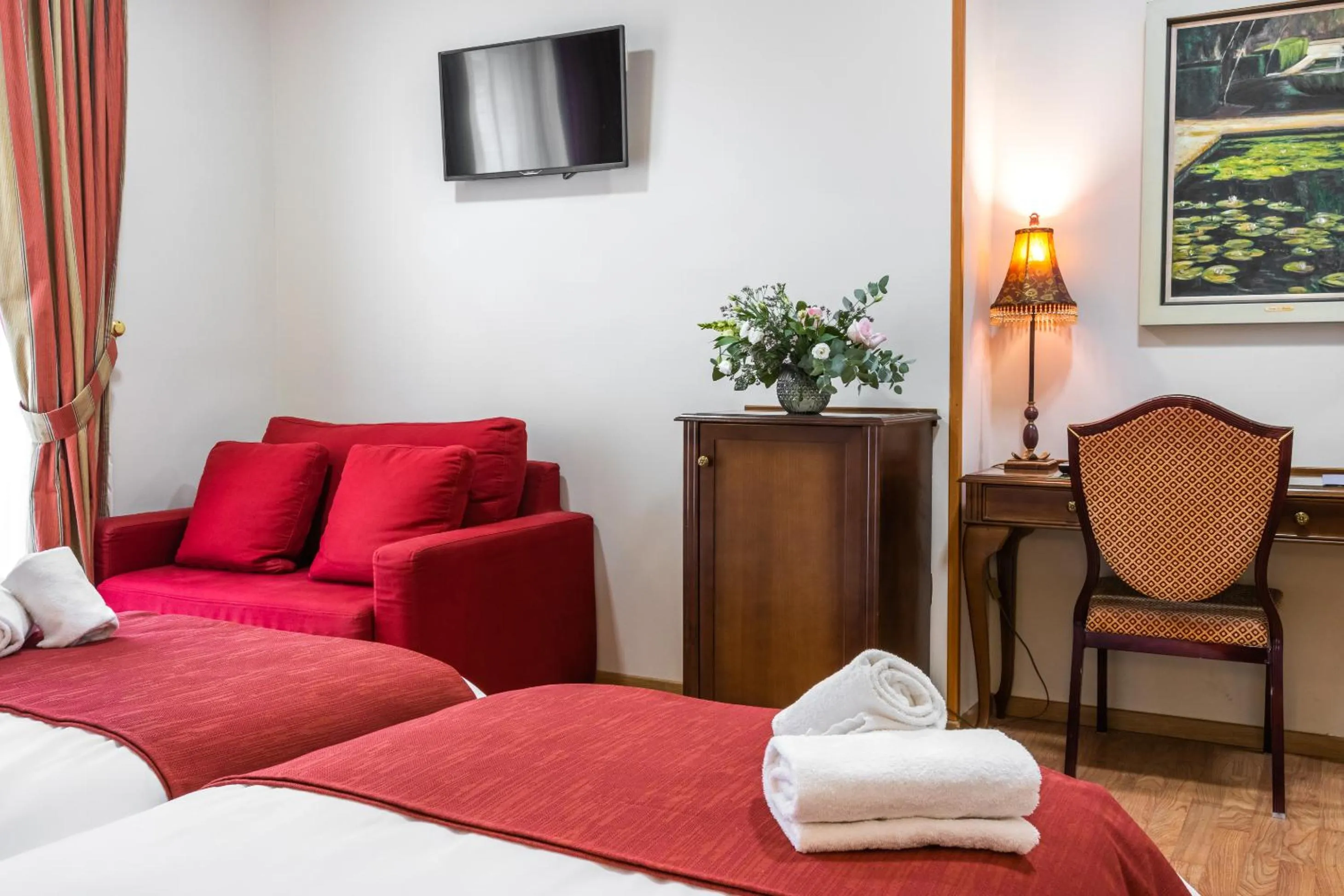 Balcony/Terrace, Bed in Hotel Reina Cristina