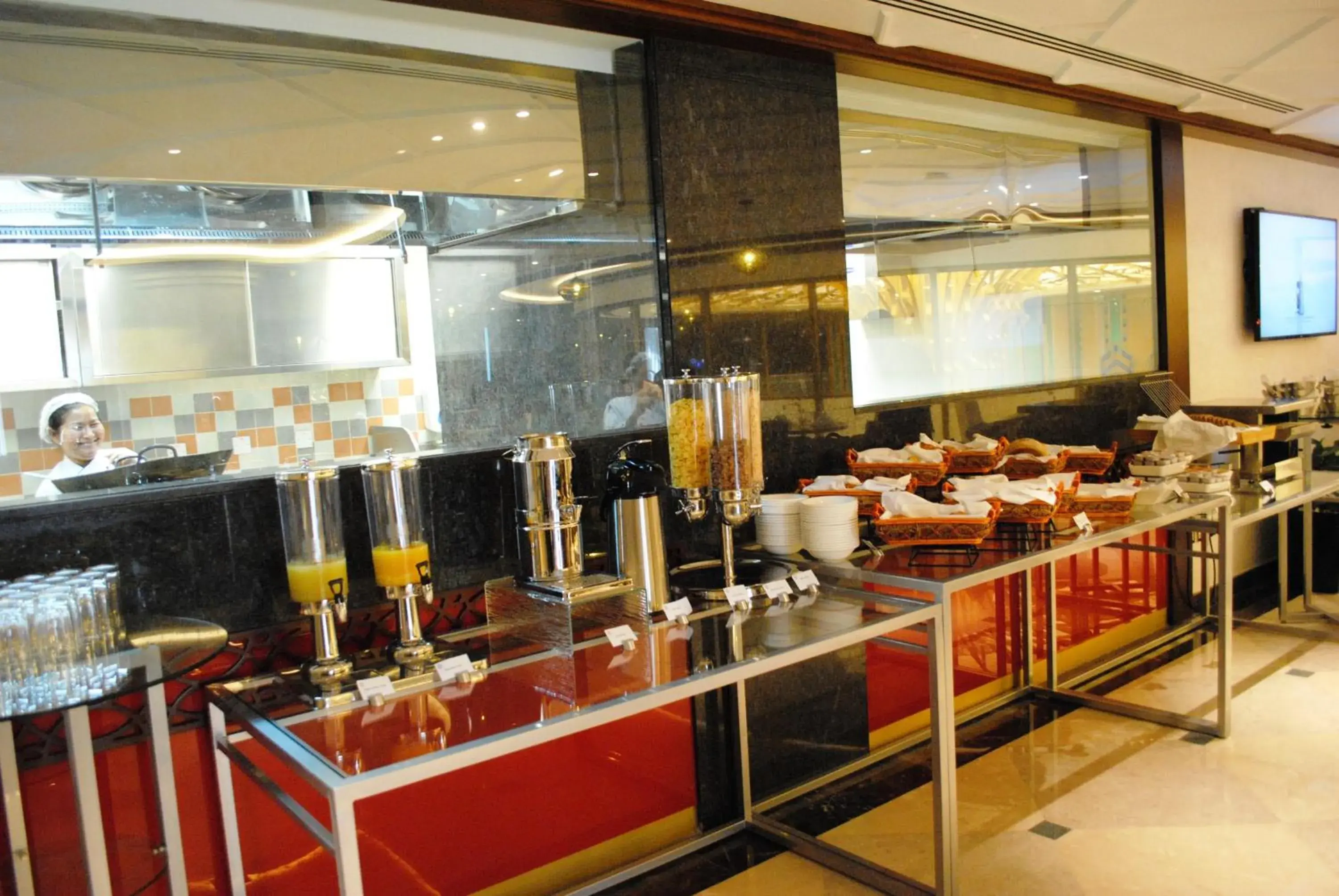 Food, Restaurant/Places to Eat in Raviz Center Point Hotel