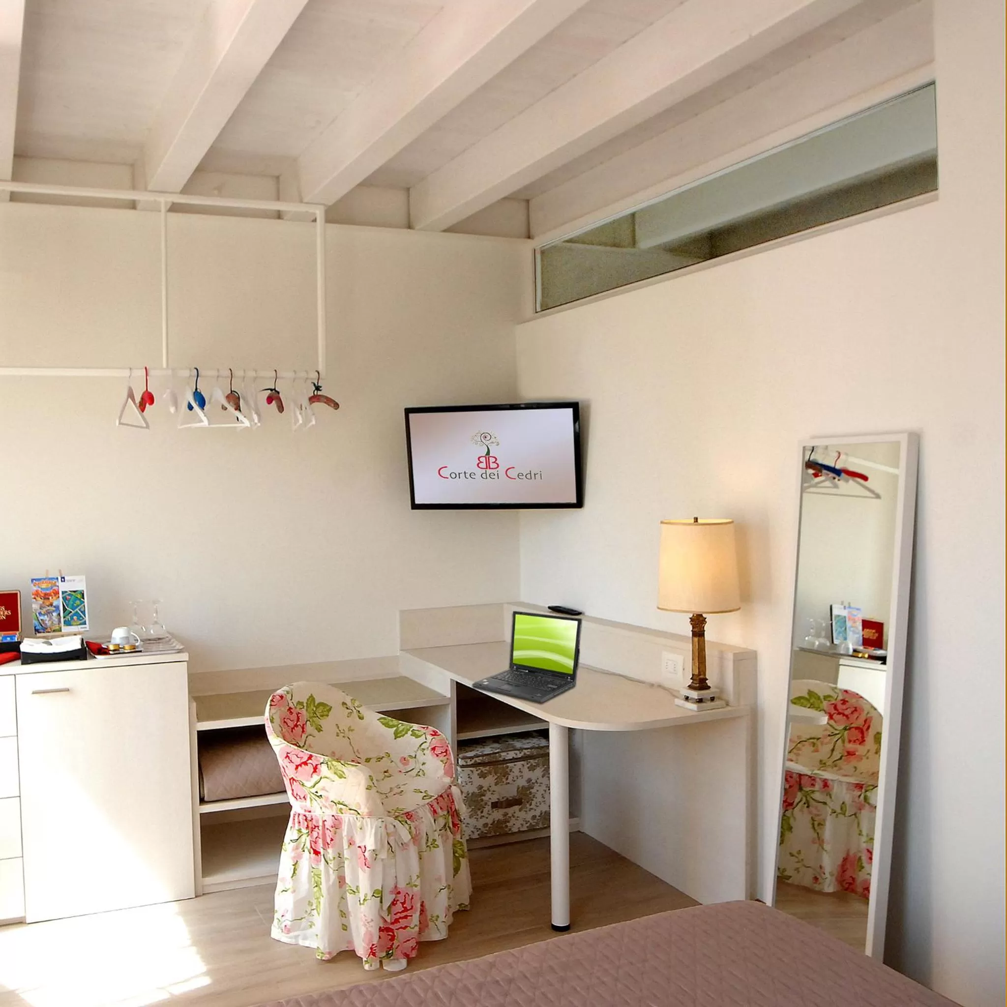 Photo of the whole room, TV/Entertainment Center in B&B Corte dei Cedri