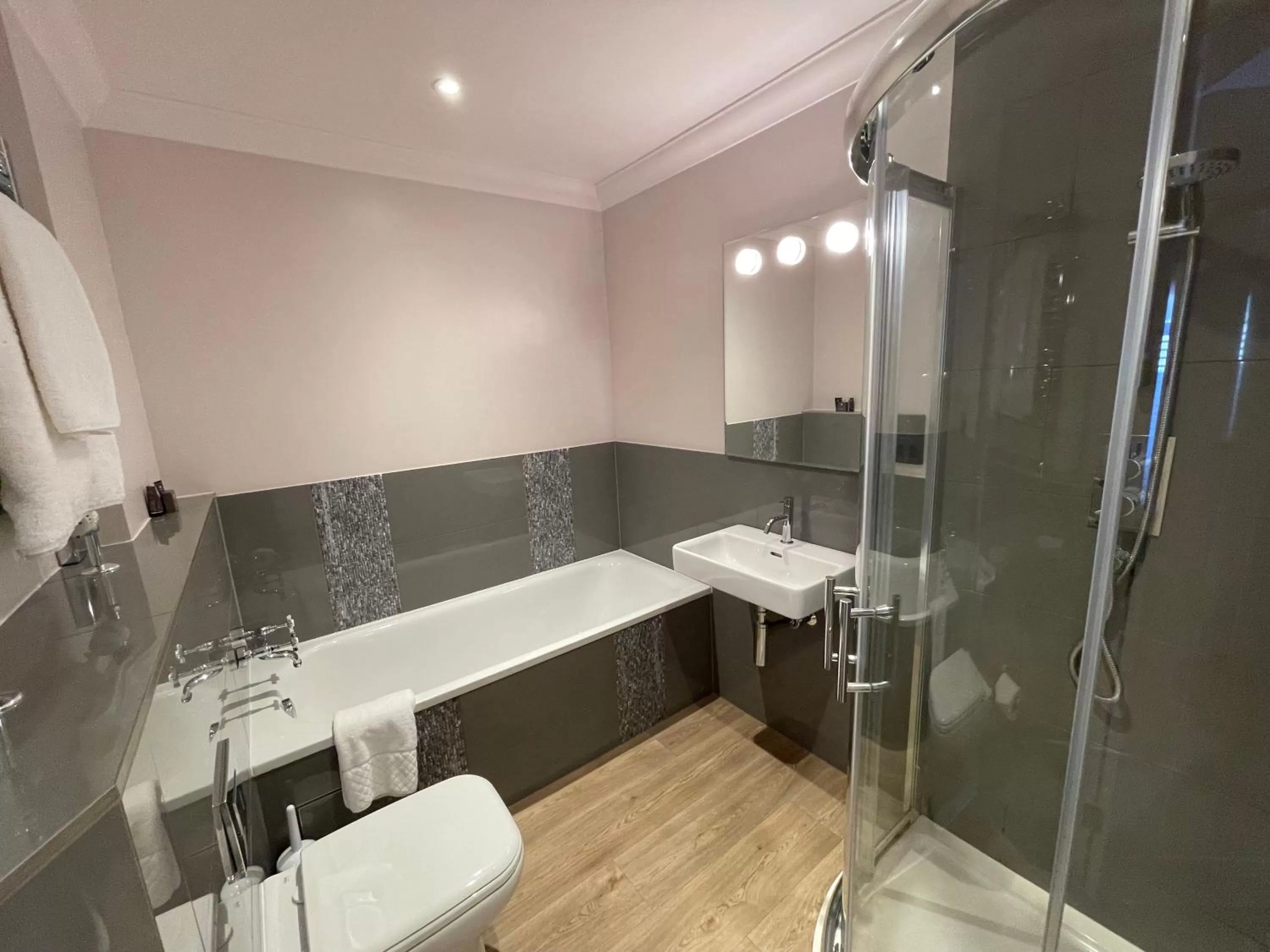 Shower in Park Farm Hotel