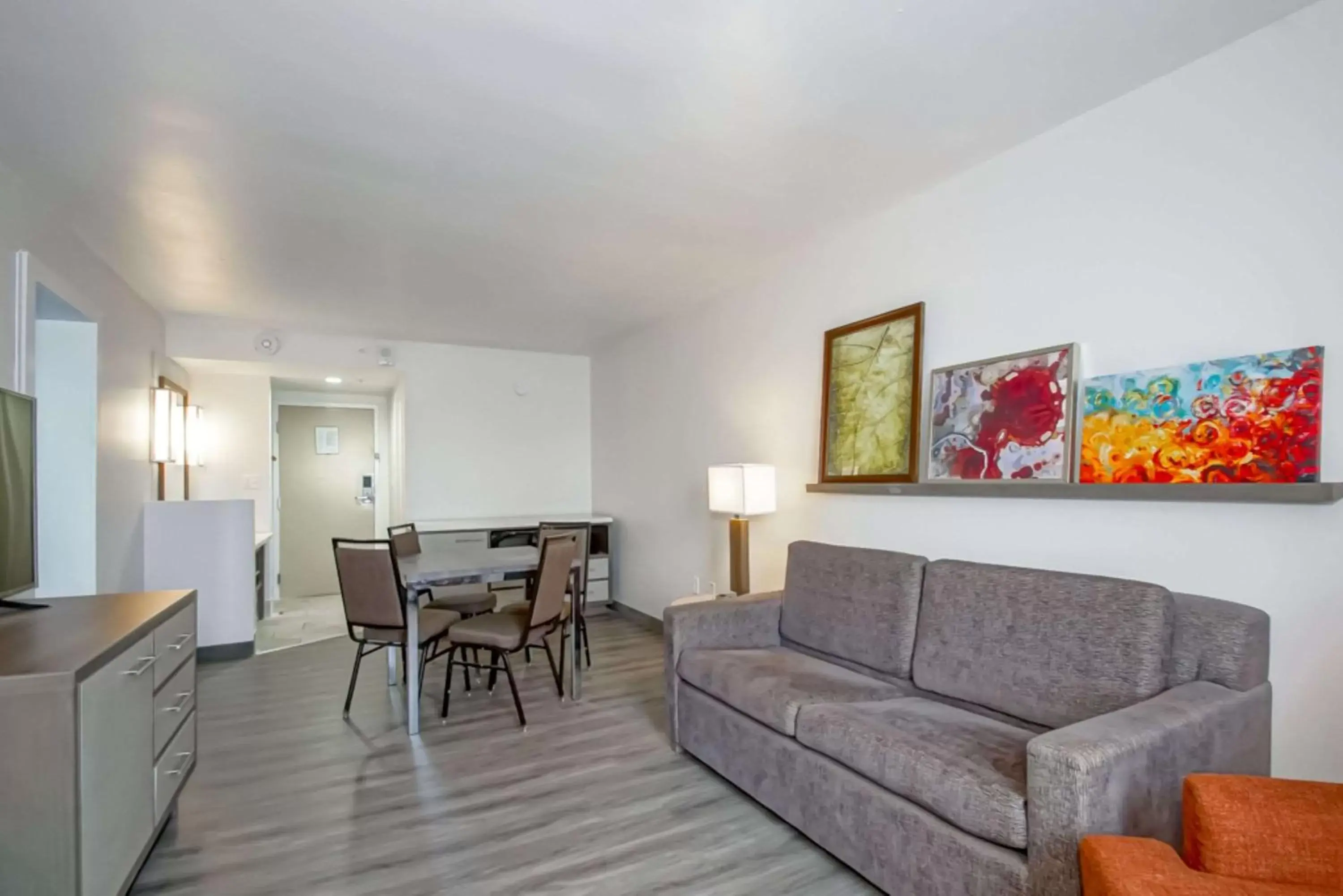 Photo of the whole room, Seating Area in Country Inn & Suites by Radisson, New Orleans I-10 East, LA