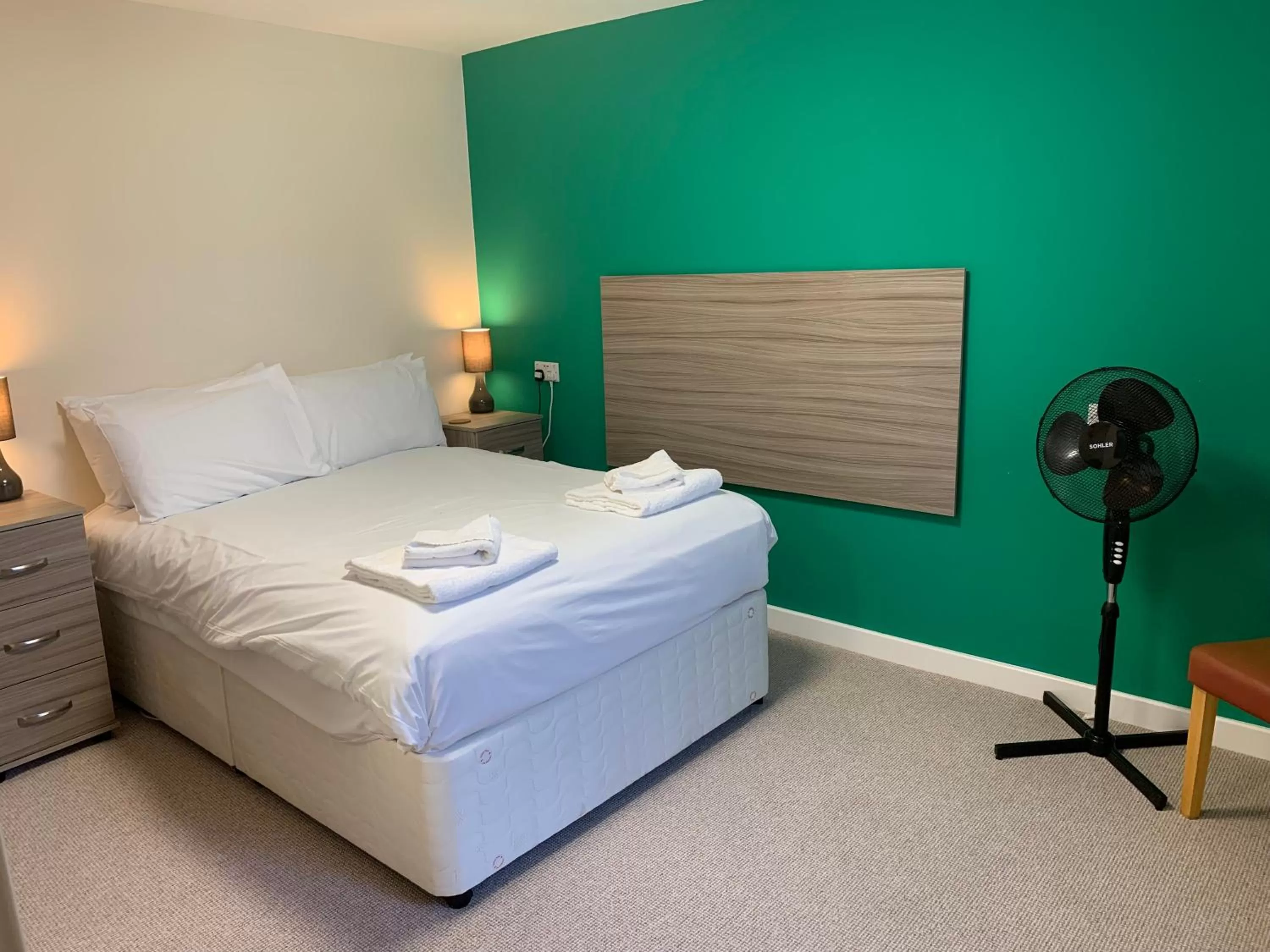 Bedroom, Bed in The Royal Clarence Hotel (on the Seafront)