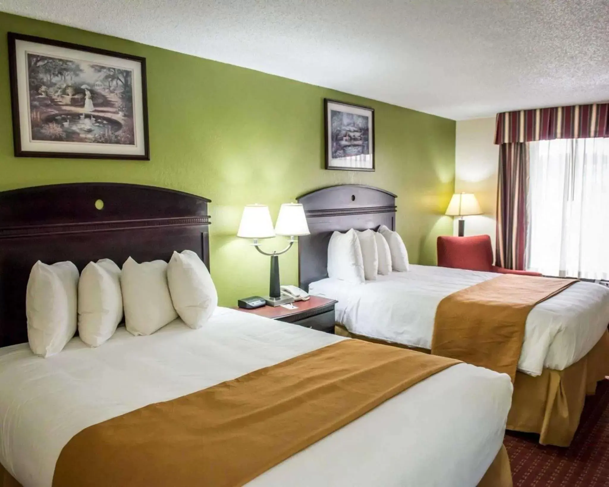 Photo of the whole room, Bed in Quality Inn Chipley I-10 at Exit 120 Photo of the whole room, Bed in Quality Inn Chipley I-10 at Exit 120