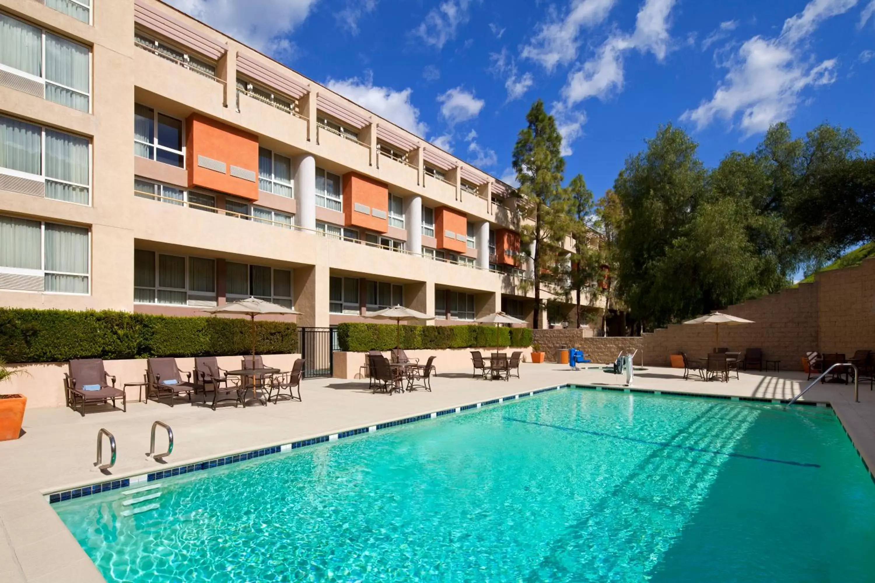 Property building, Swimming Pool in Sheraton Agoura Hills Hotel