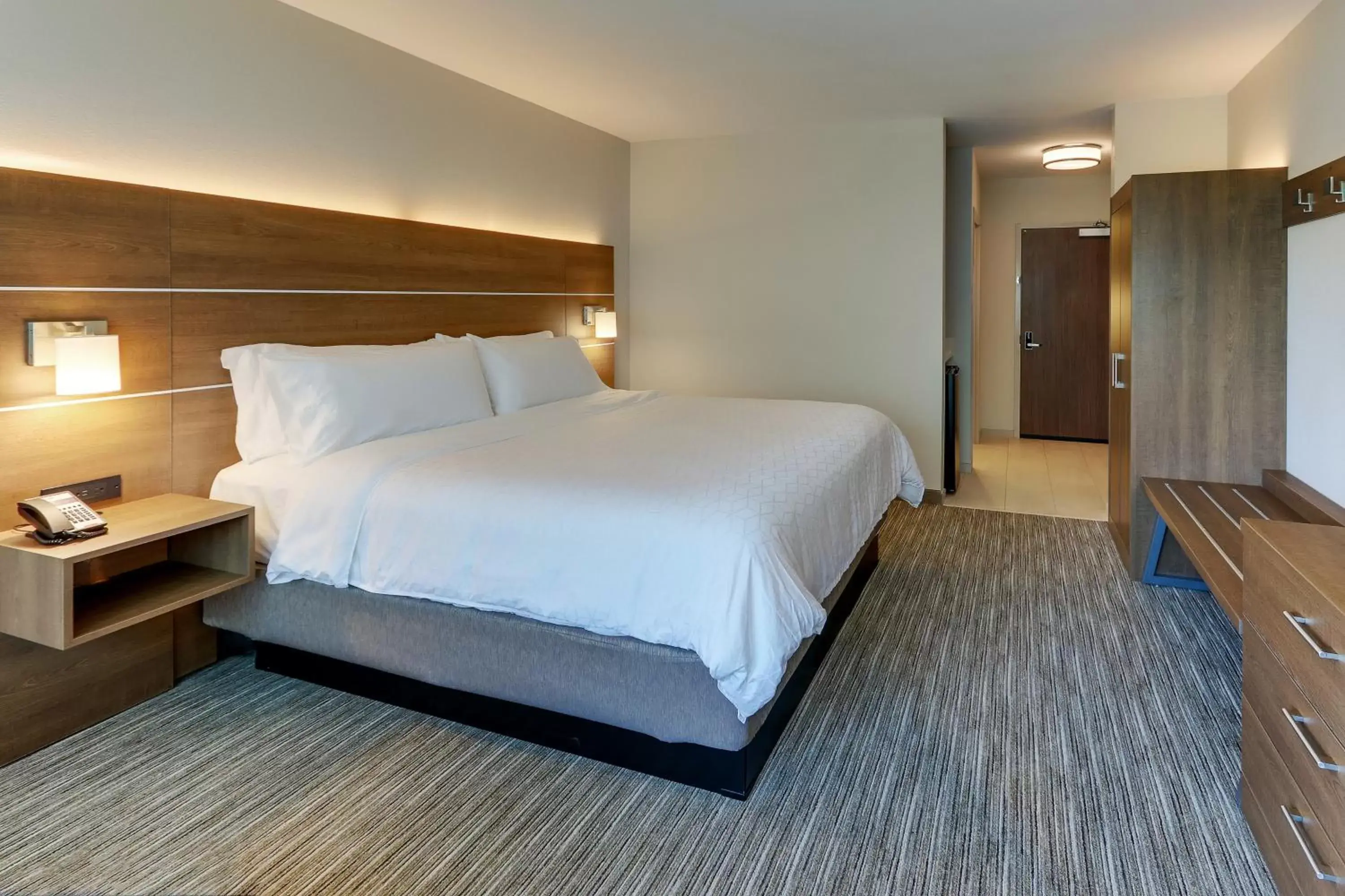 Bed in Holiday Inn Express & Suites - Roanoke – Civic Center