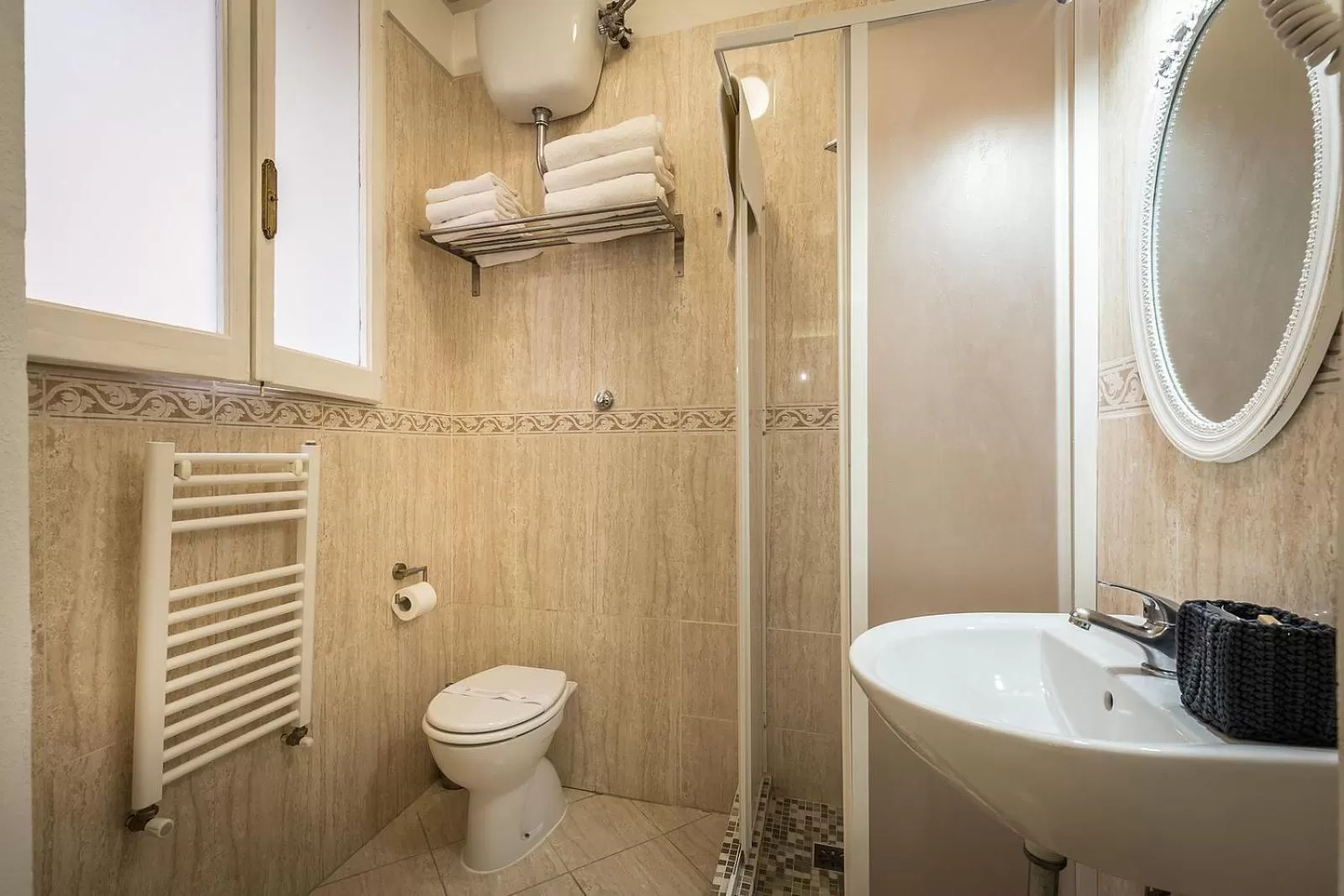 Shower in HOTEL VENETO con accesso ZTL