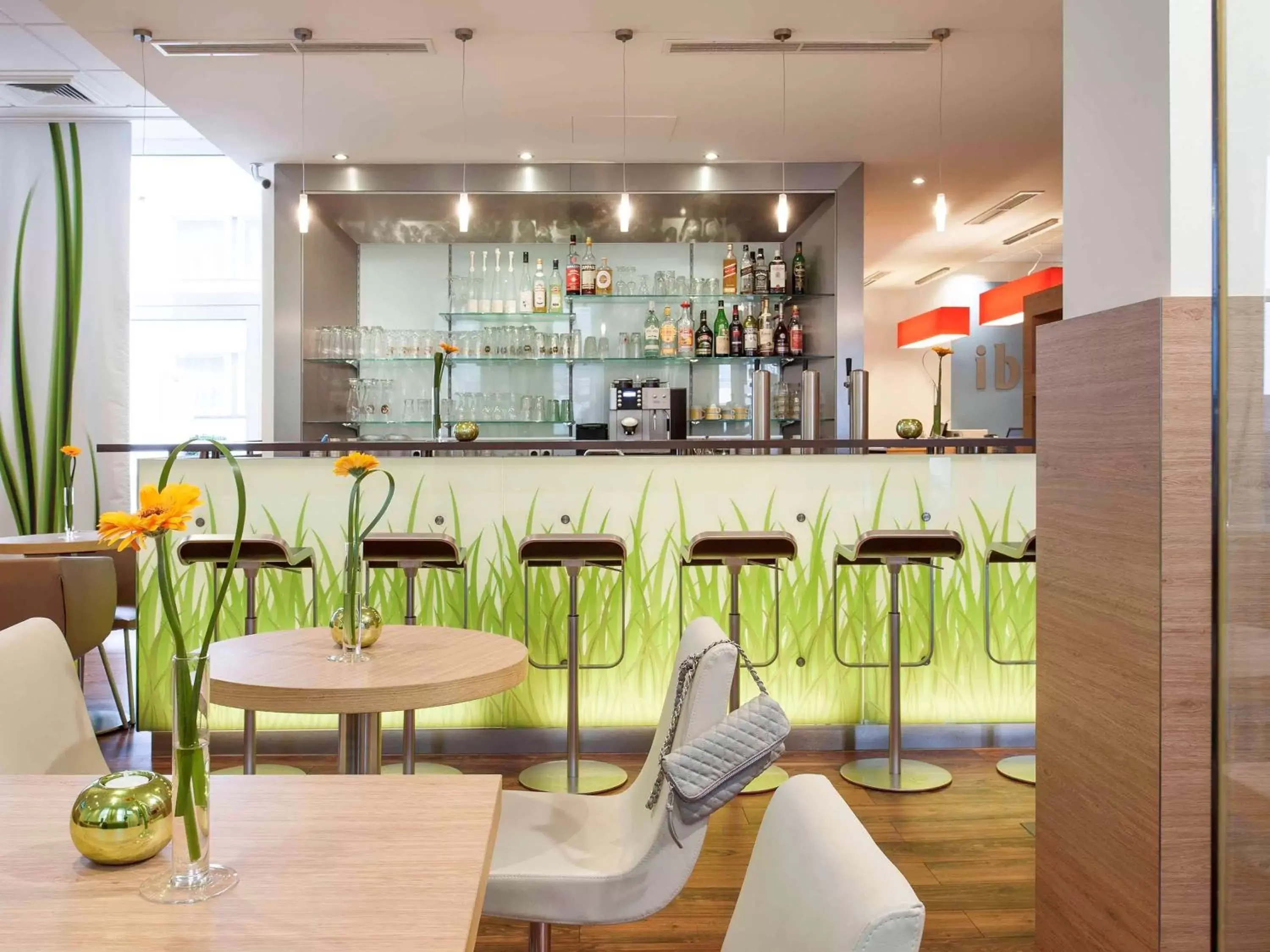 Lounge or bar, Restaurant/Places to Eat in ibis Hotel Düsseldorf Hauptbahnhof