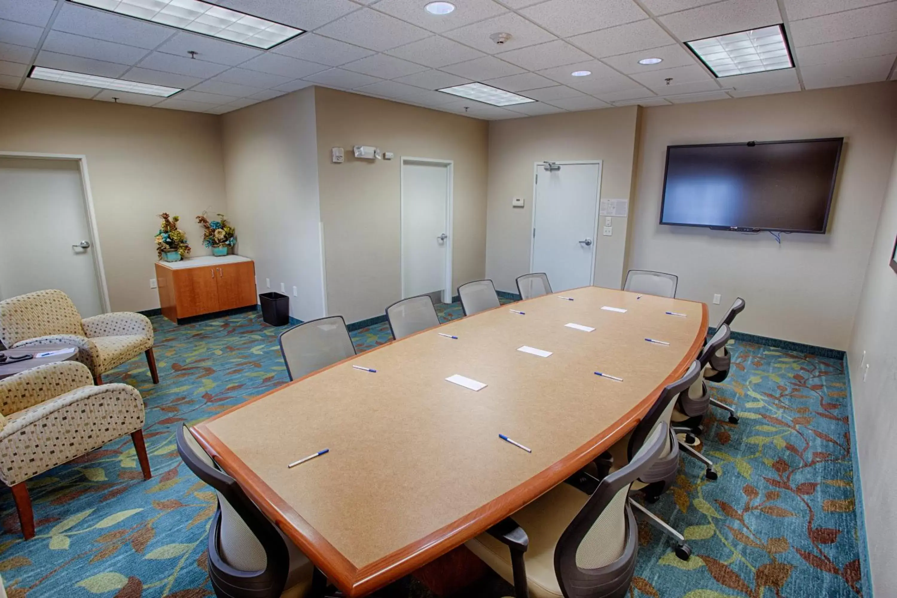 Meeting/conference room in Candlewood Suites Fargo-North Dakota State University, an IHG Hotel