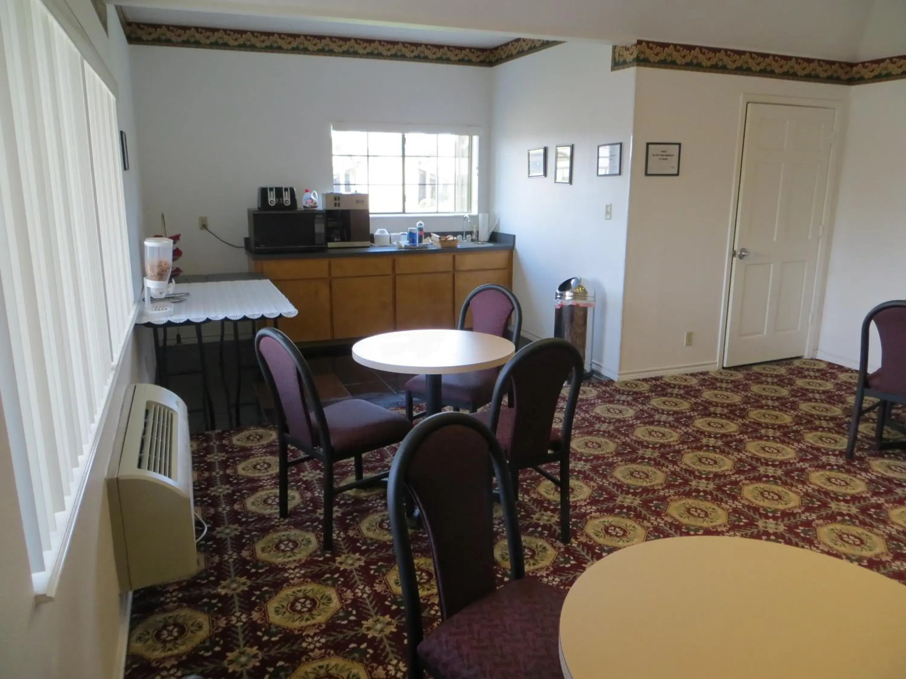 Continental breakfast, Dining Area in Executive Inn & Suites West Columbia