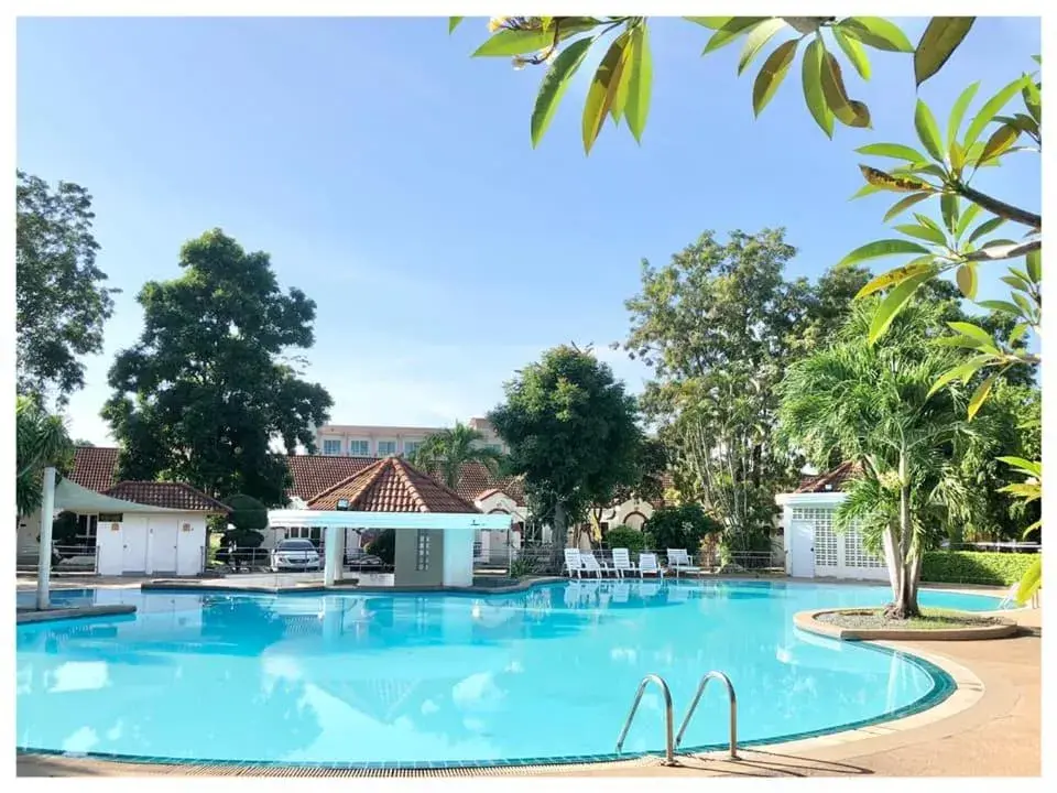 Swimming Pool in Lopburi Inn Resort