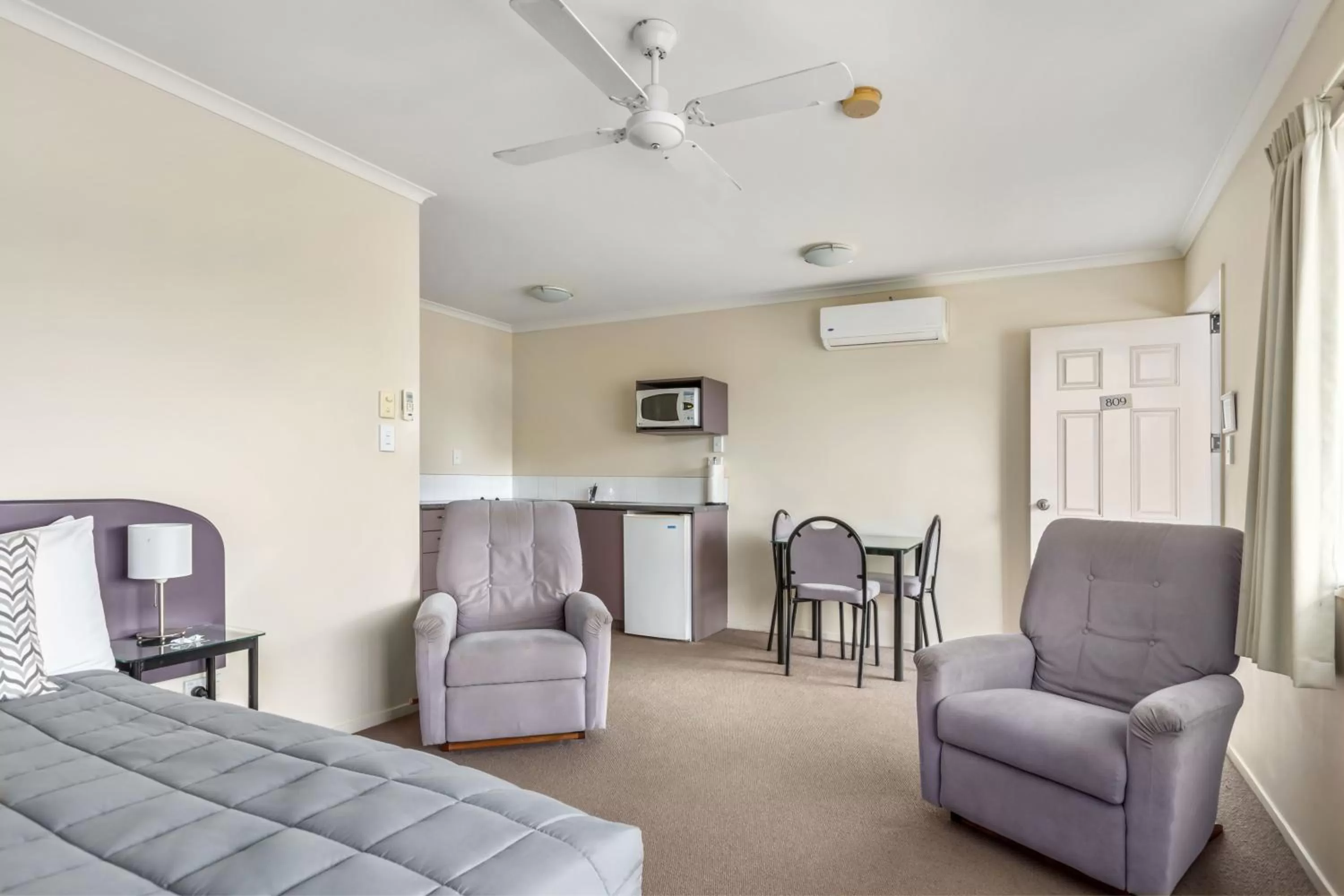 TV and multimedia in BK's Chardonnay Motor Lodge