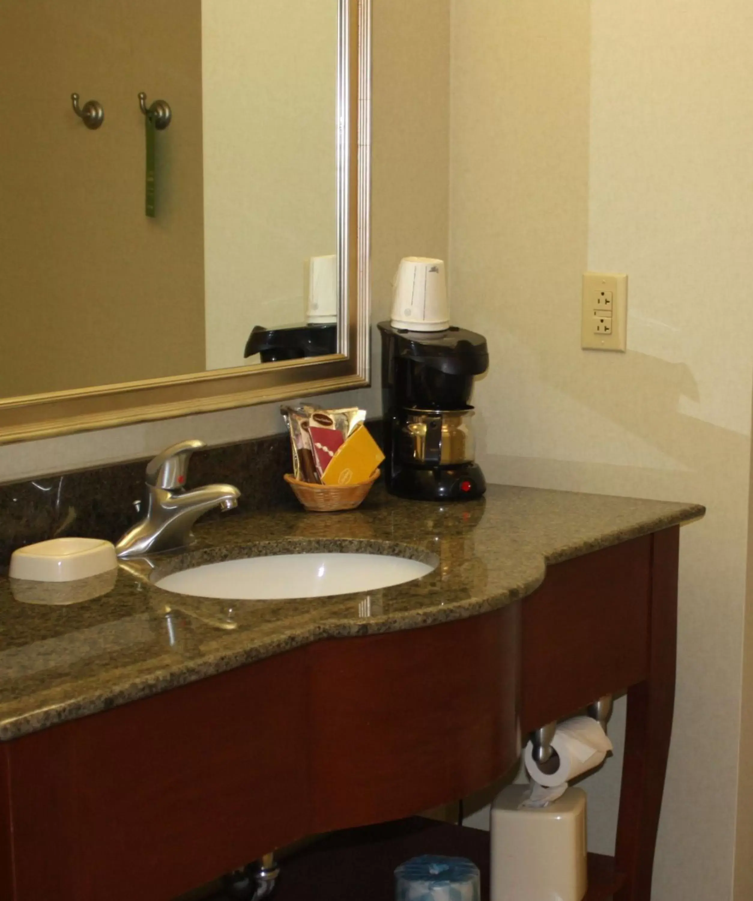 Bed, Bathroom in Hampton Inn Clinton