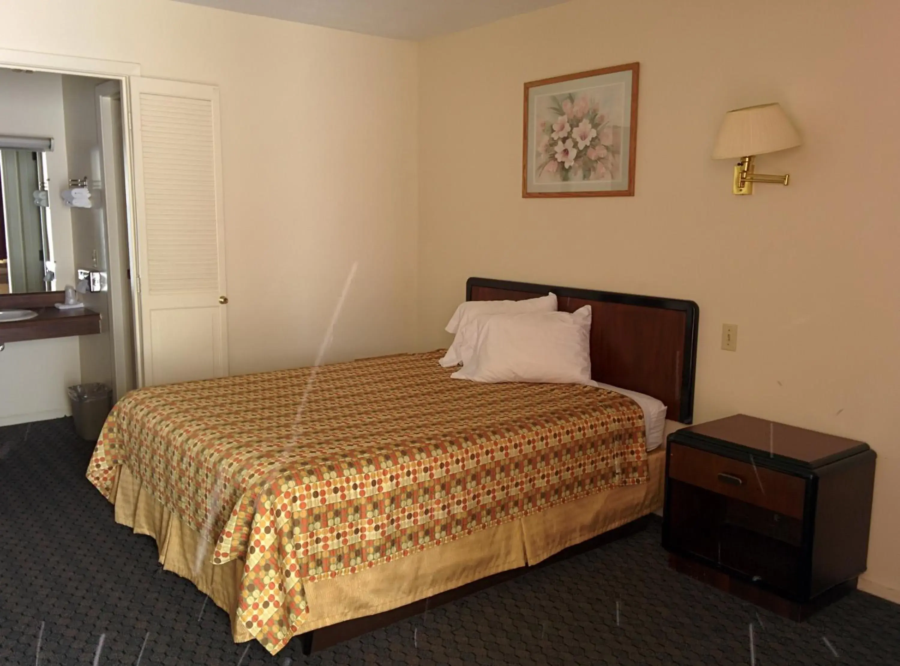 Bed in Economy Inn Toledo-Perrysburg