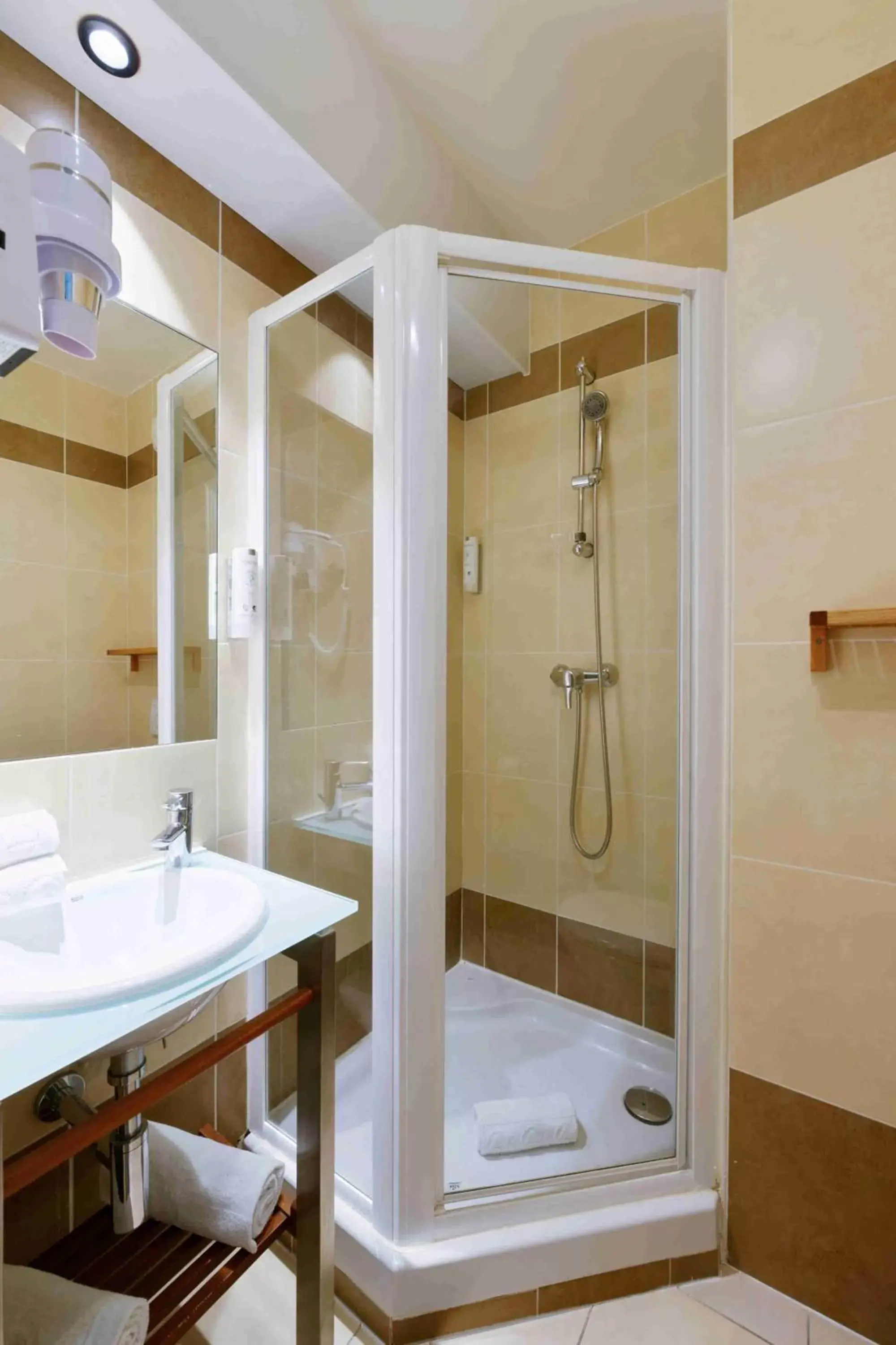 Shower, Bathroom in Kyriad Crepy En Valois