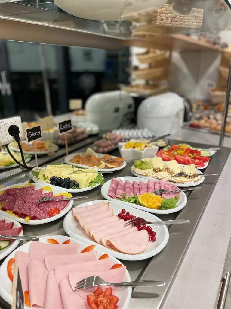 Food and drinks in Outlet Hotel