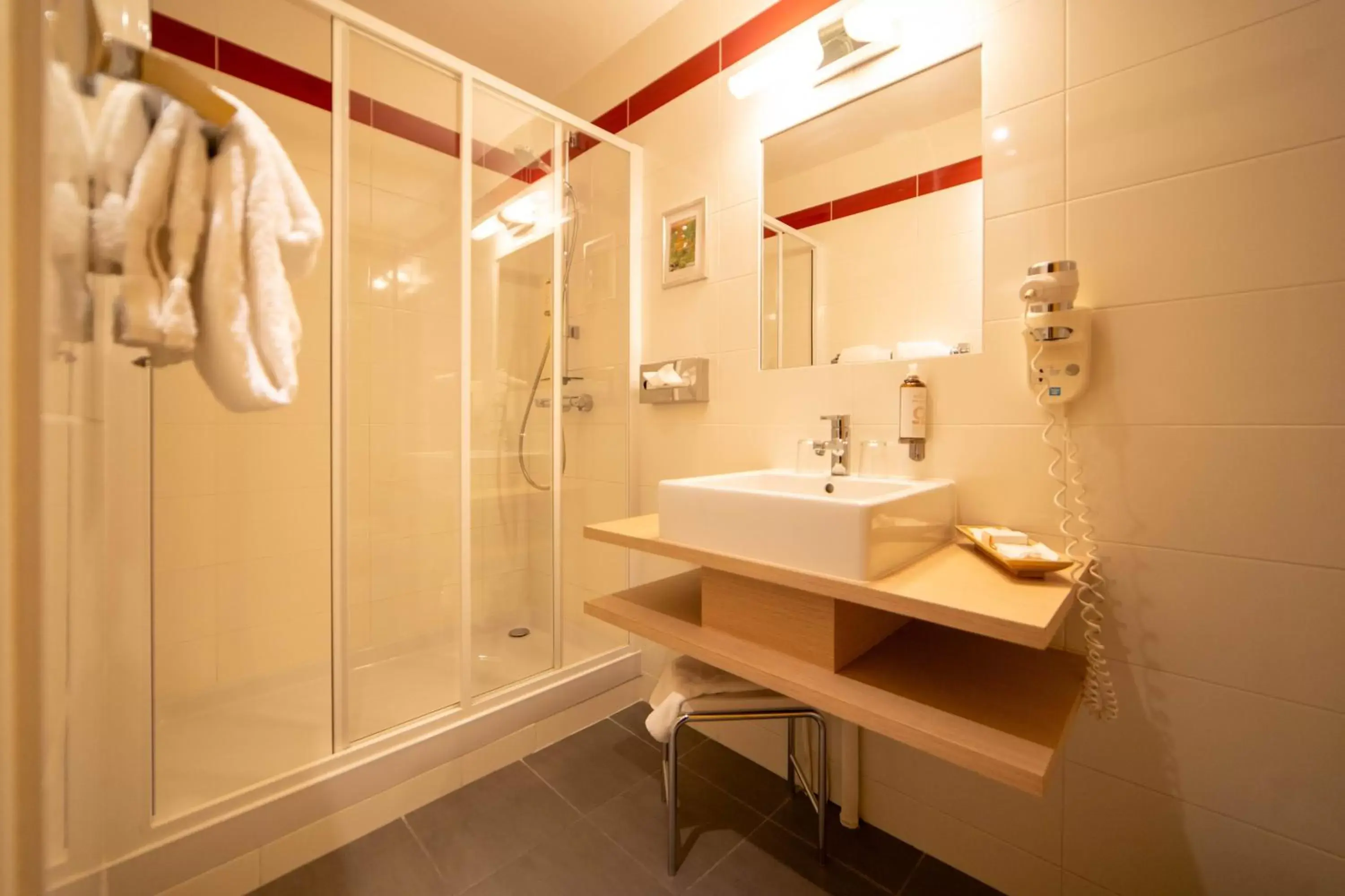 Shower, Bathroom in Hôtel Wilson - Les Collectionneurs