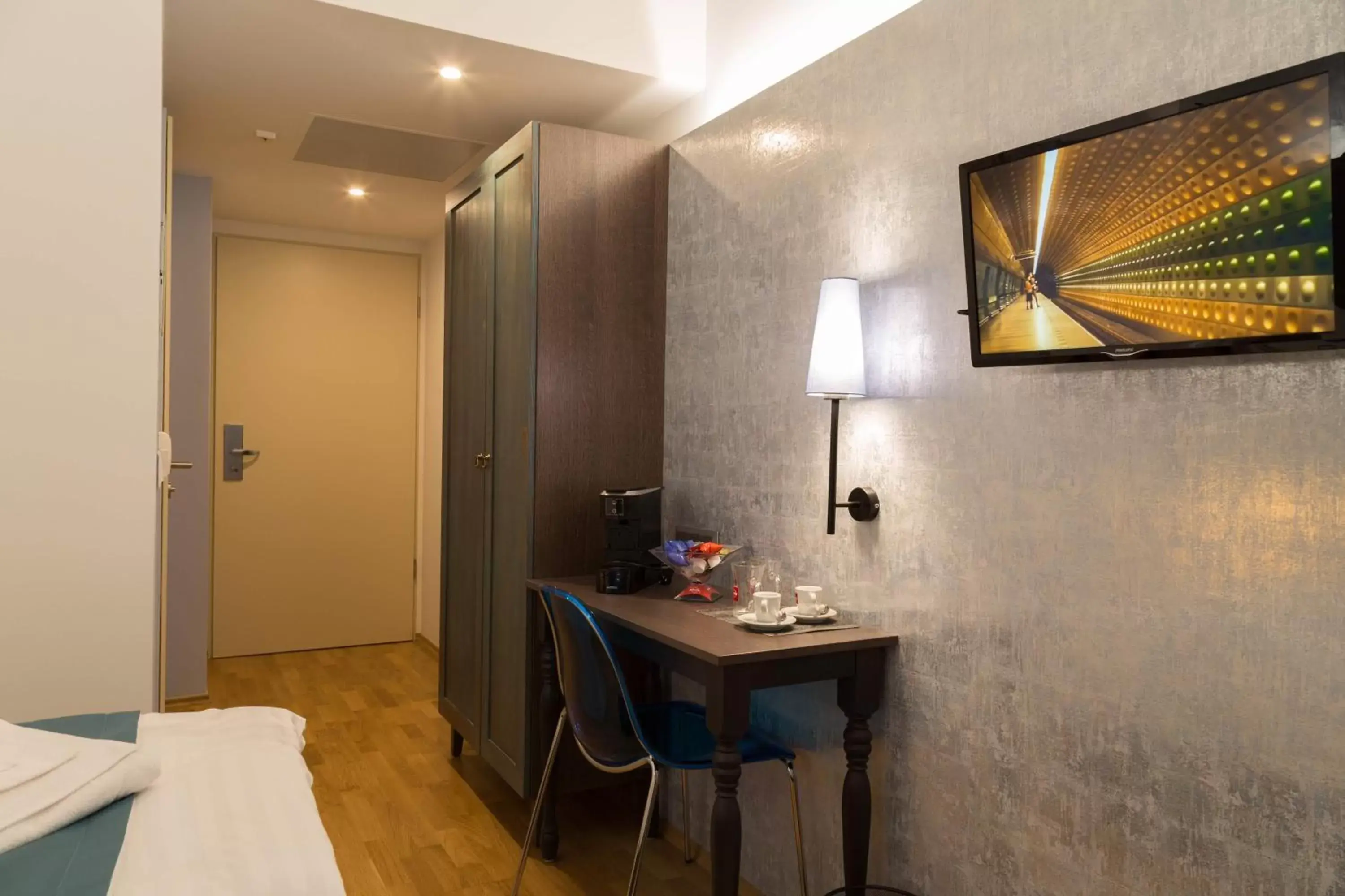 Coffee/tea facilities, Bed in Hotel Memories Budapest Coffee/tea facilities, Bed in Hotel Memories Budapest