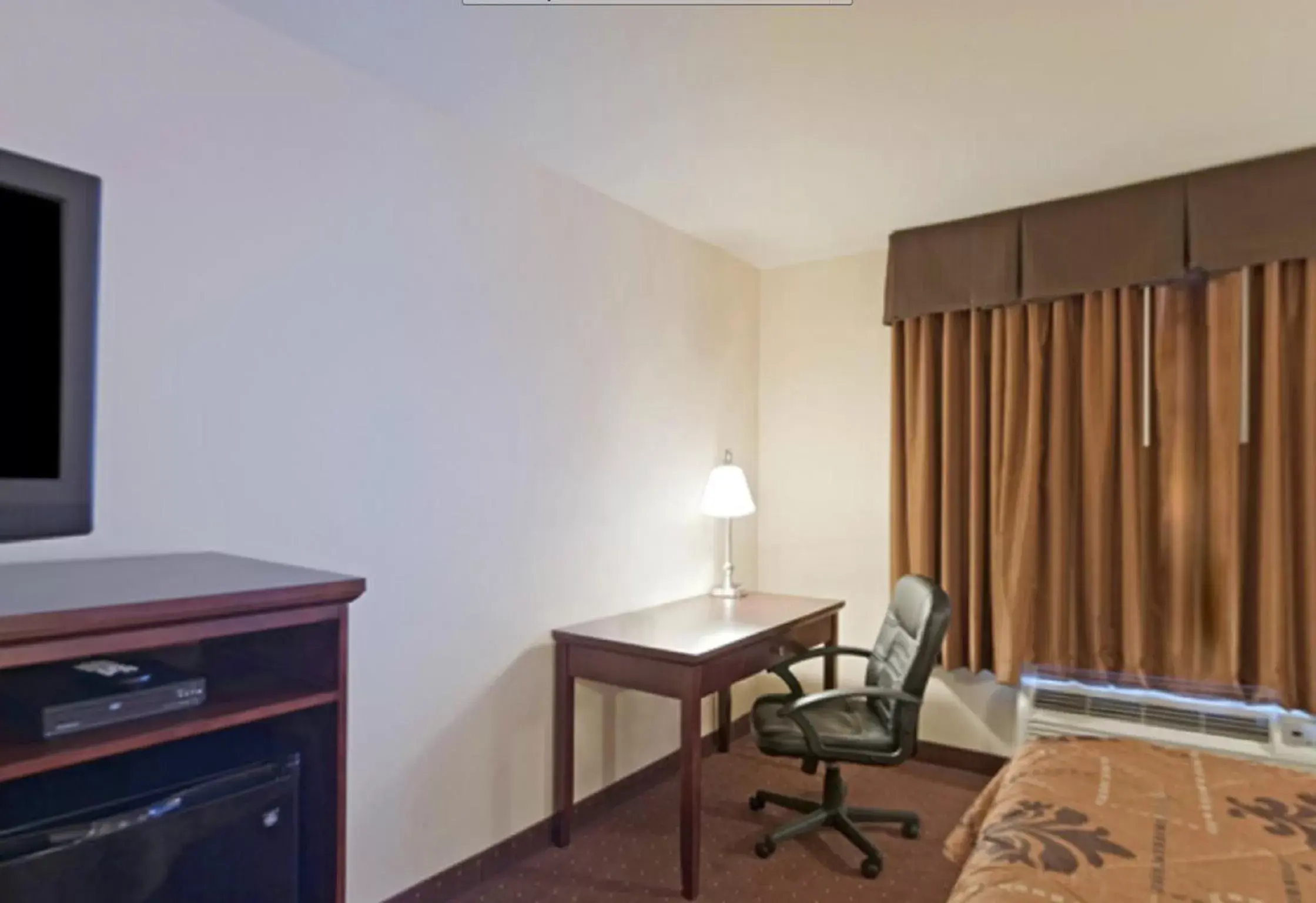 Seating area, TV/Entertainment Center in Americas Best Value Inn Saint Robert/Fort Leonard Wood