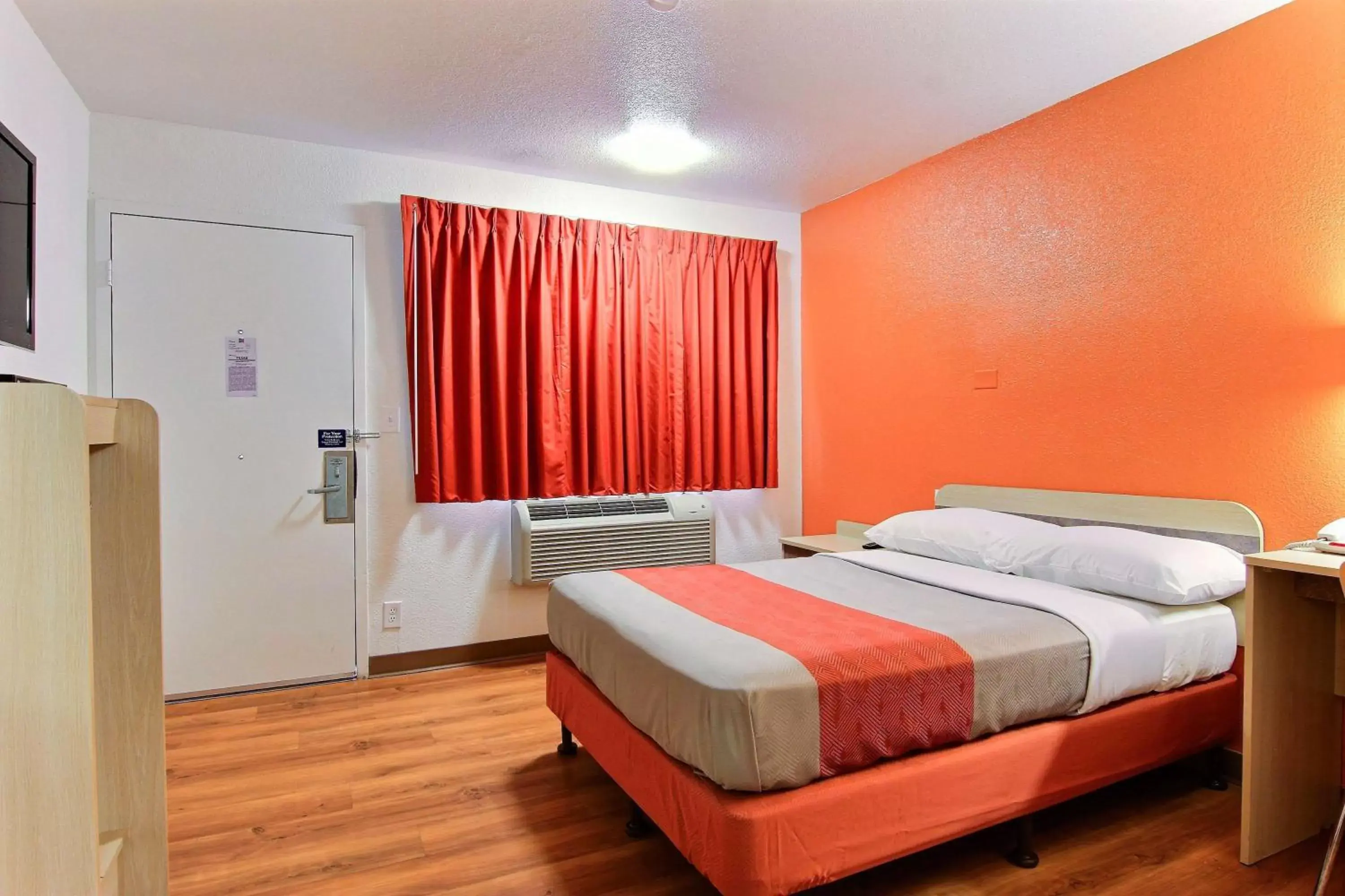 Photo of the whole room, Room Photo in Motel 6-Kingsville, TX