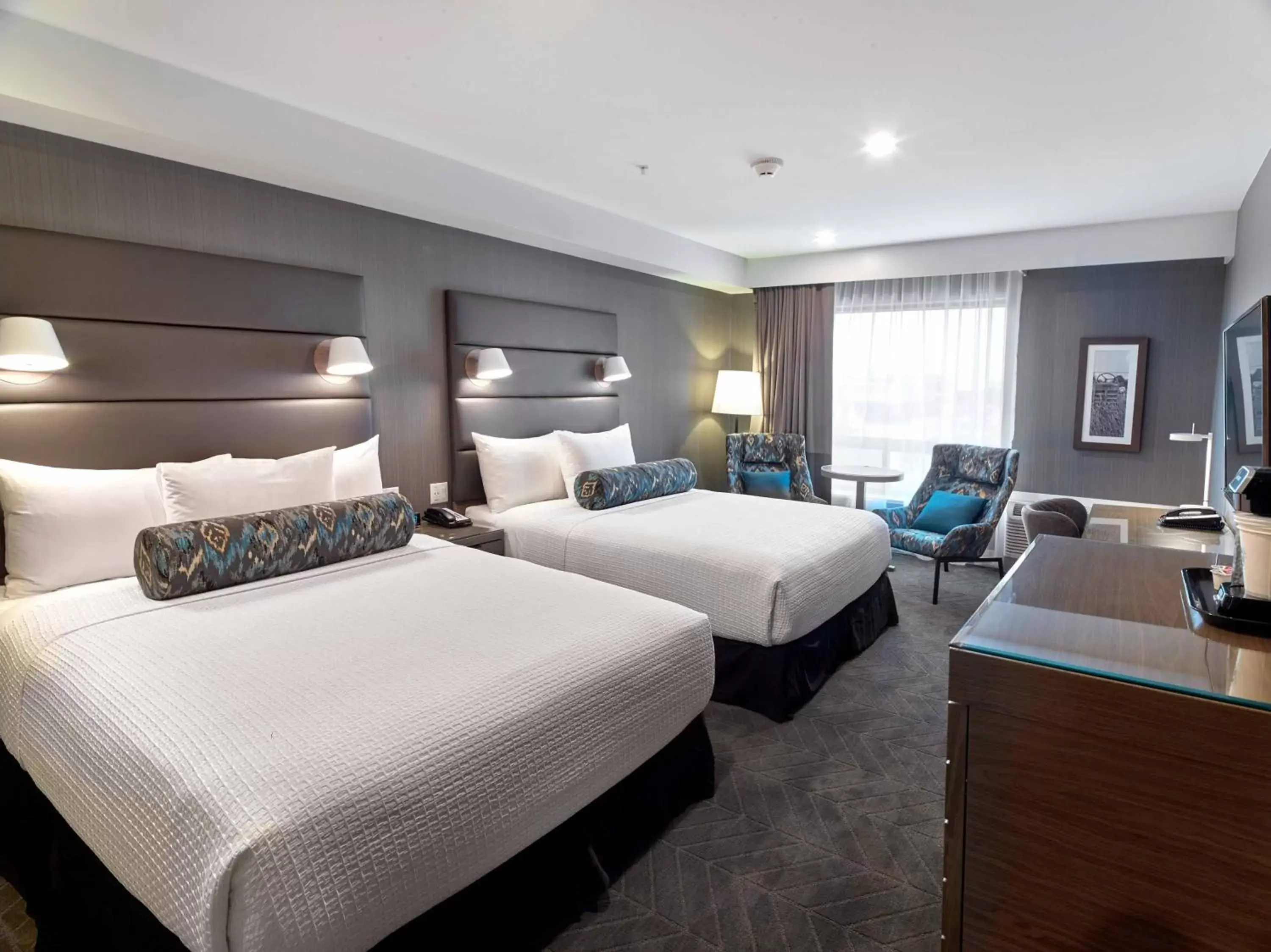 Photo of the whole room, Bed in Sandman Signature Plano-Frisco Hotel