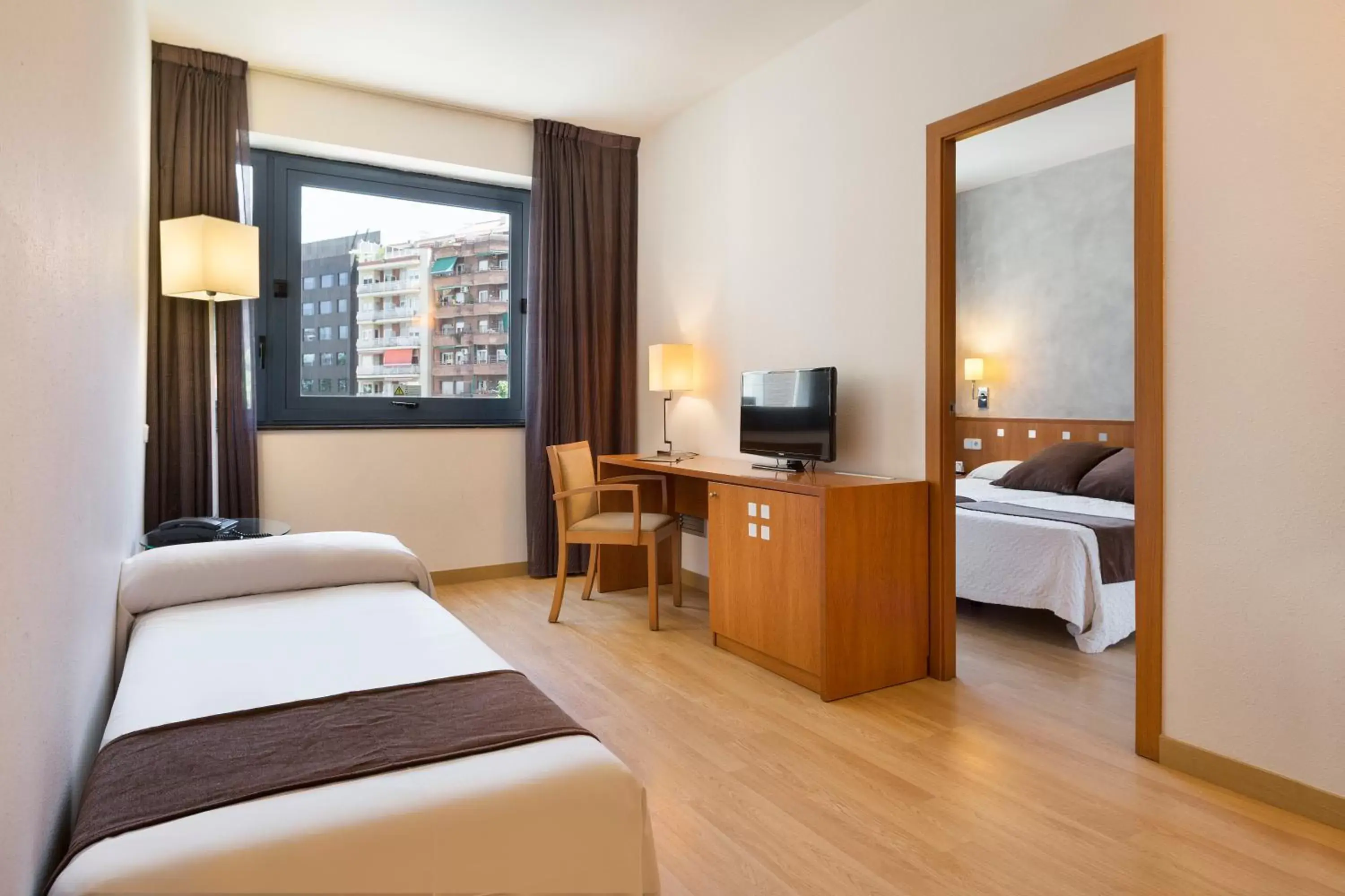 Bed, TV/Entertainment Center in Hotel Acta Azul Barcelona