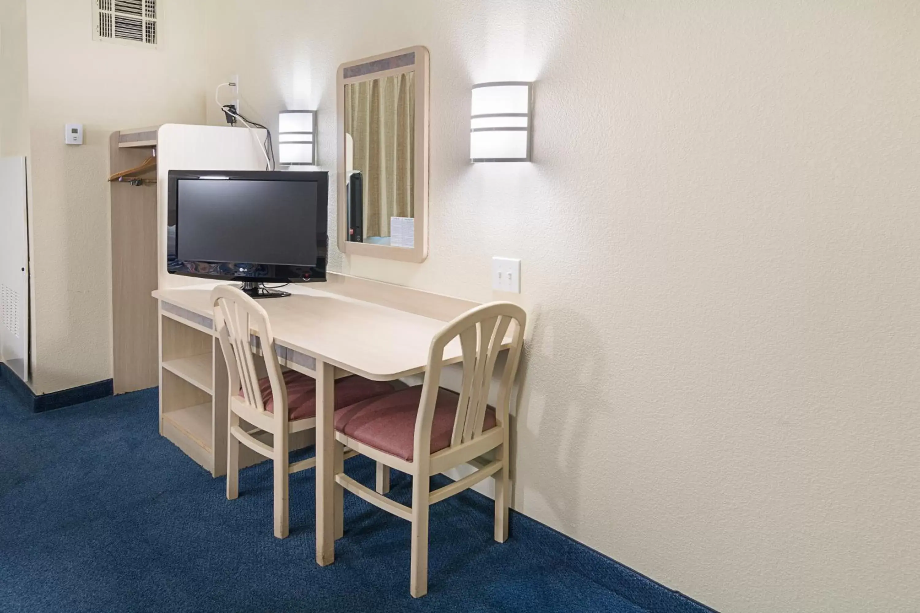 Bedroom, TV/Entertainment Center in Motel 6-Weatherford, TX