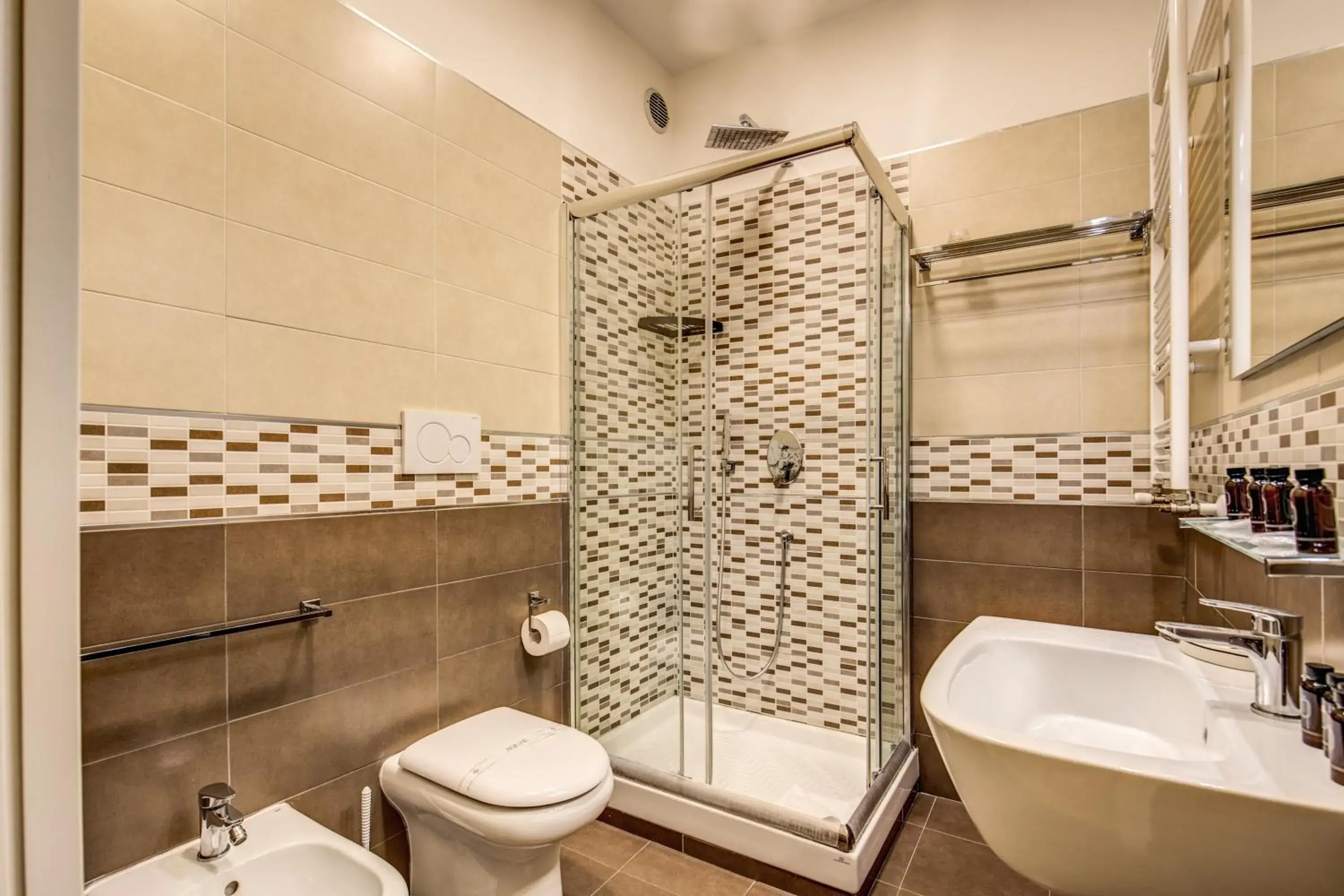 Shower, Bathroom in Gravina Suite Frattina