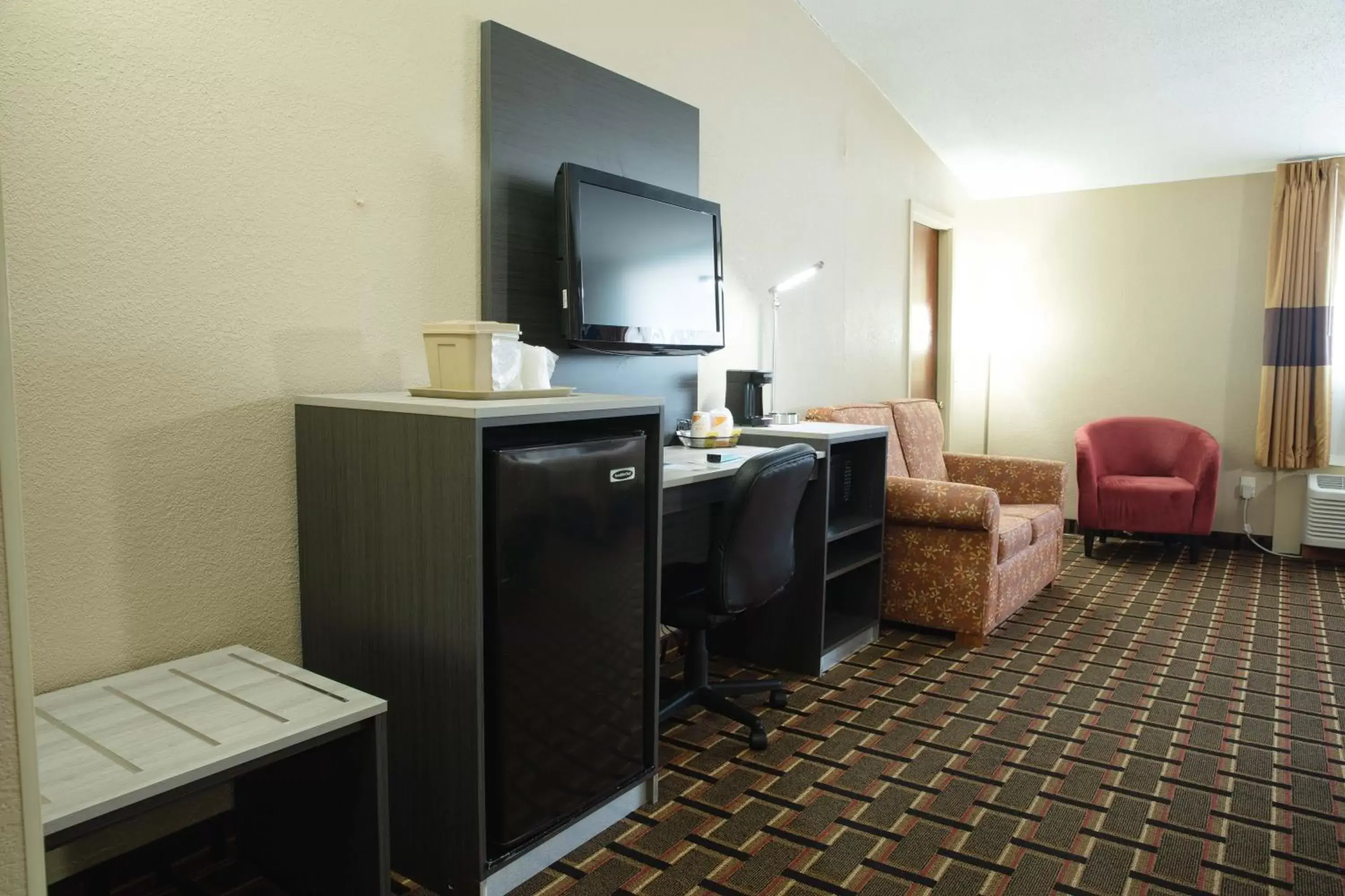 TV and multimedia, TV/Entertainment Center in Quality Inn Raynham - Taunton