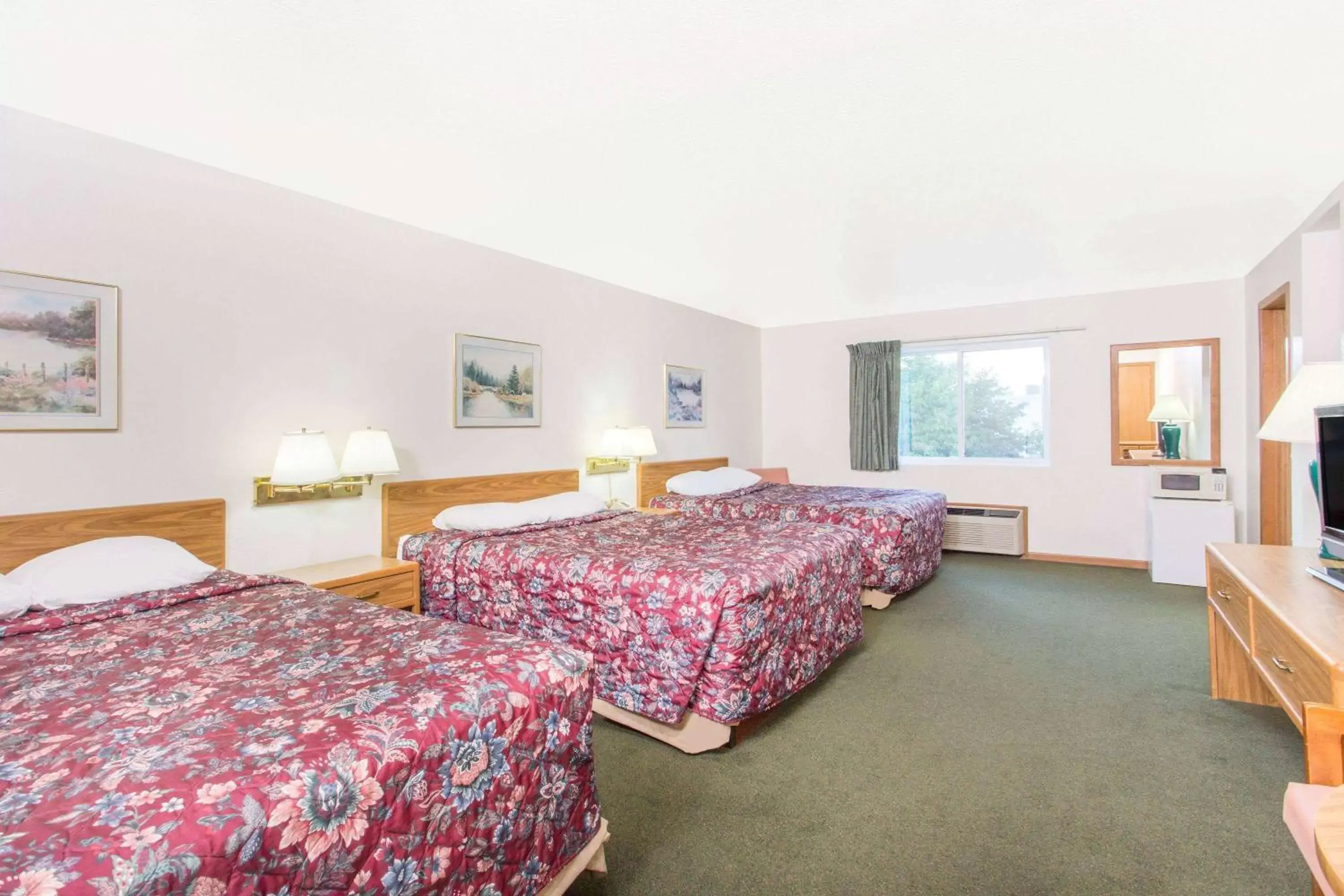 Photo of the whole room, Bed in Super 8 by Wyndham Escanaba