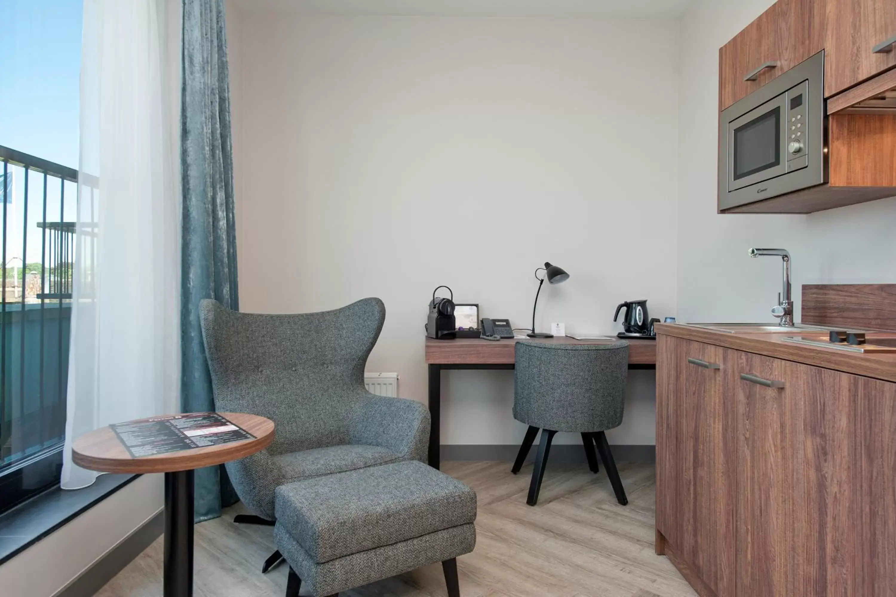 Kitchen or kitchenette, Seating Area in Hotel Haarhuis