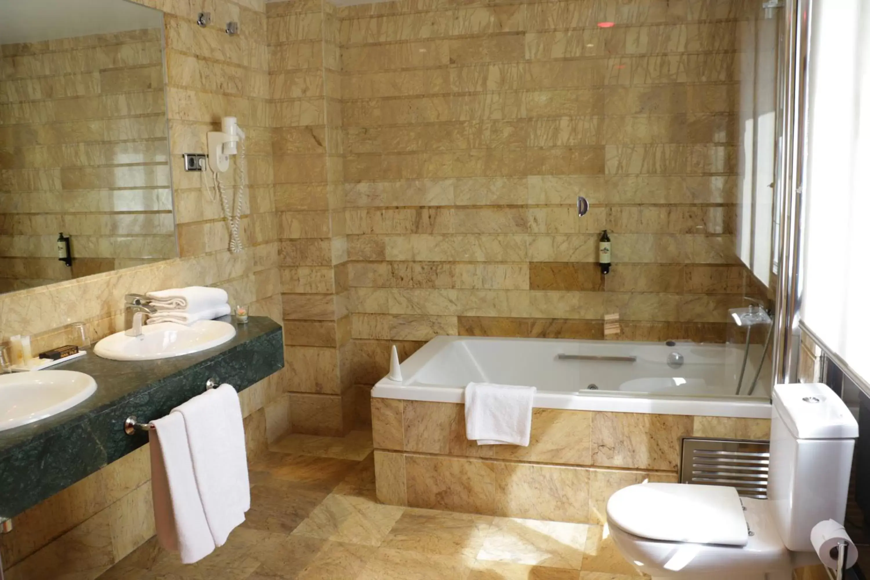 Bathroom in Hotel HLG CityPark Pelayo