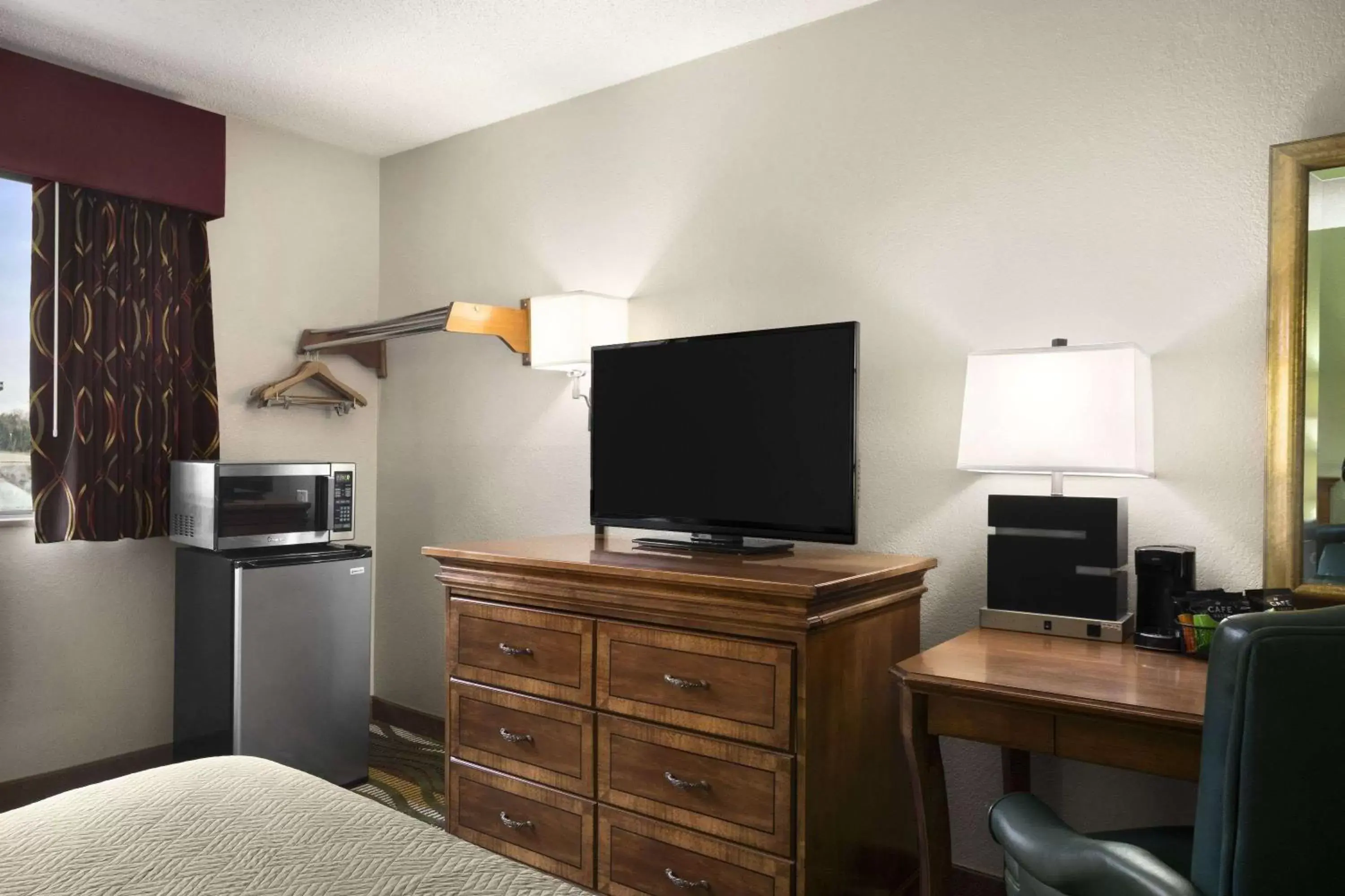 Photo of the whole room, TV/Entertainment Center in Travelodge by Wyndham Battle Creek