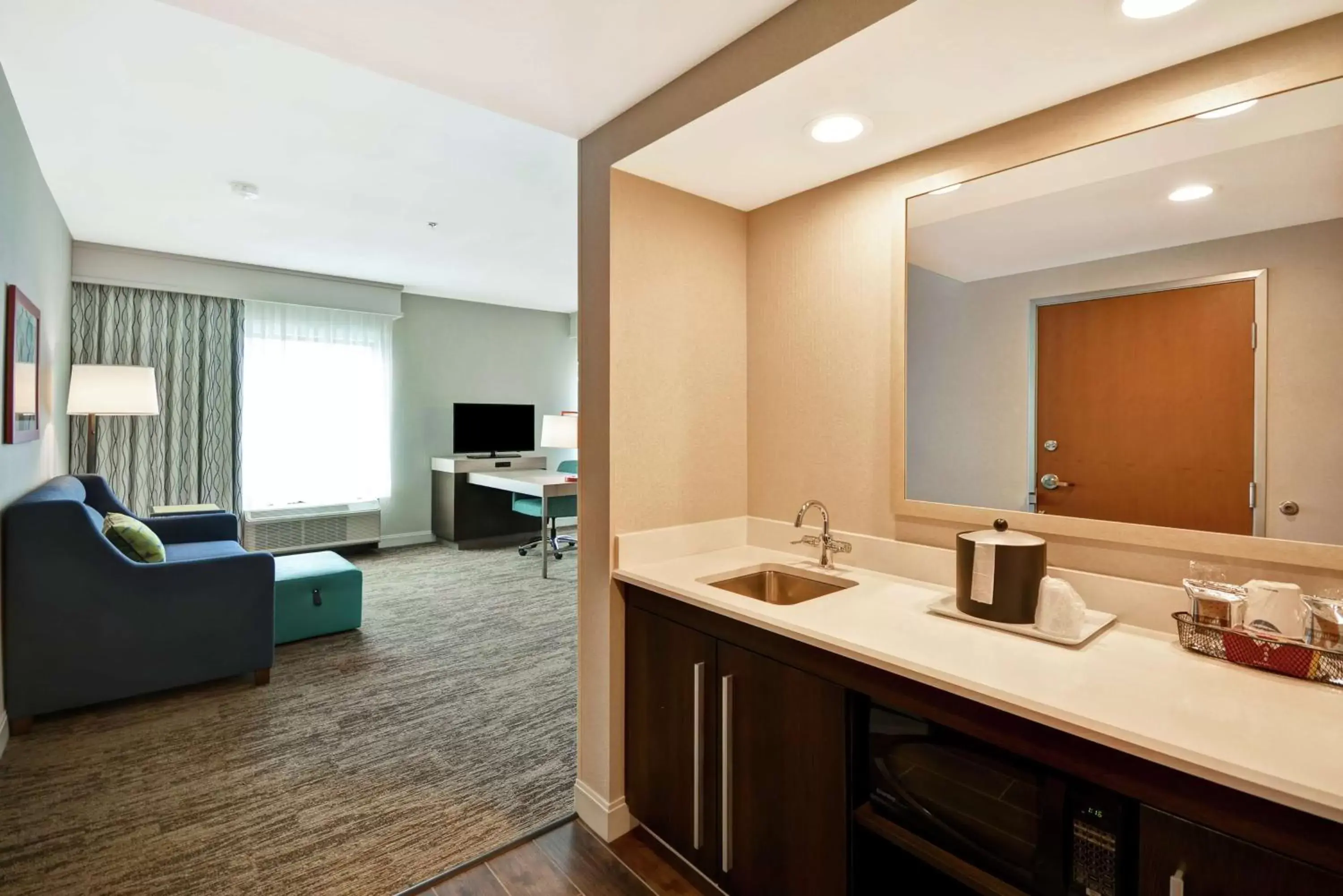Bedroom, Bathroom in Hampton Inn Suites Grants Pass
