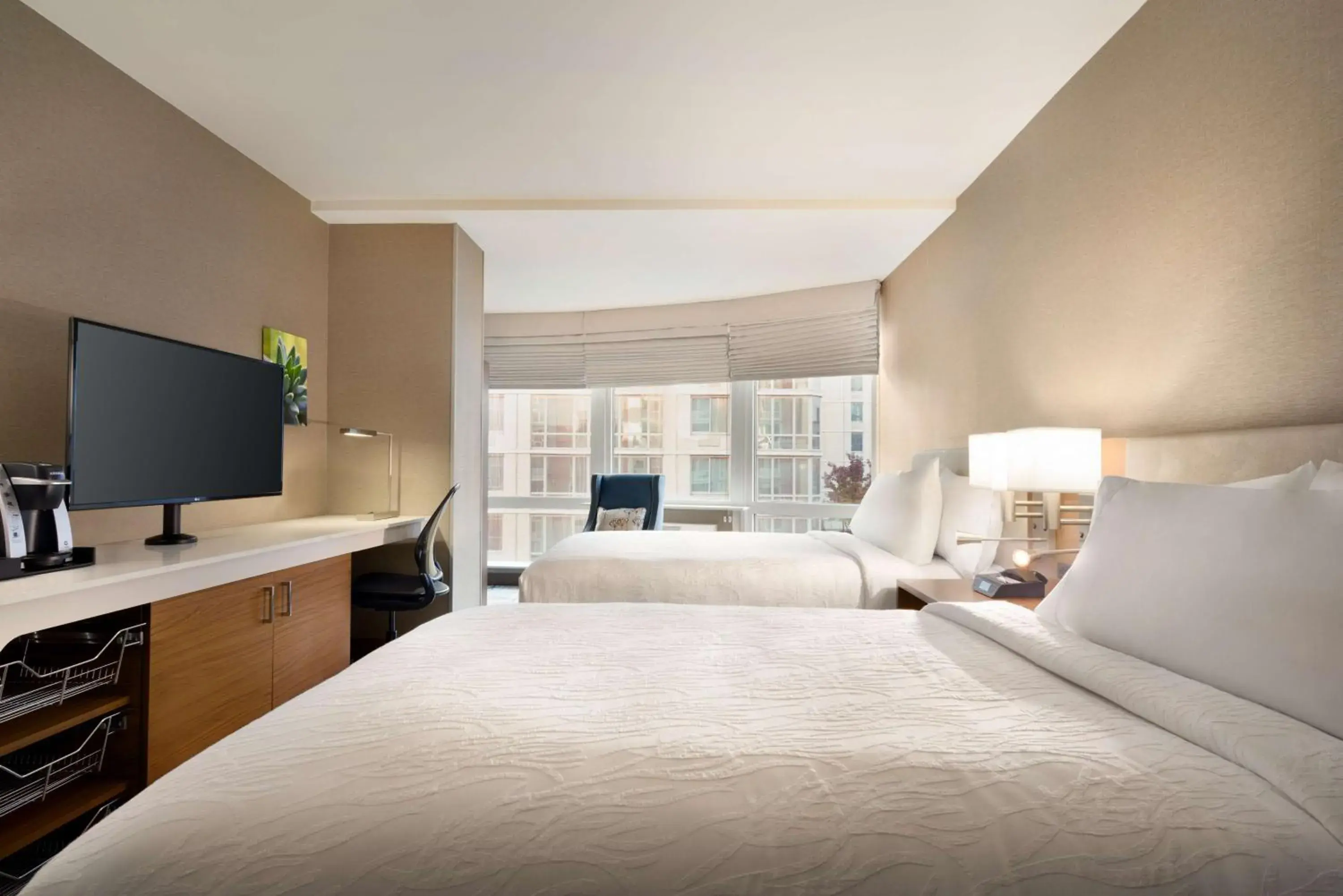 Bedroom, Bed in Hilton Garden Inn New York Times Square South