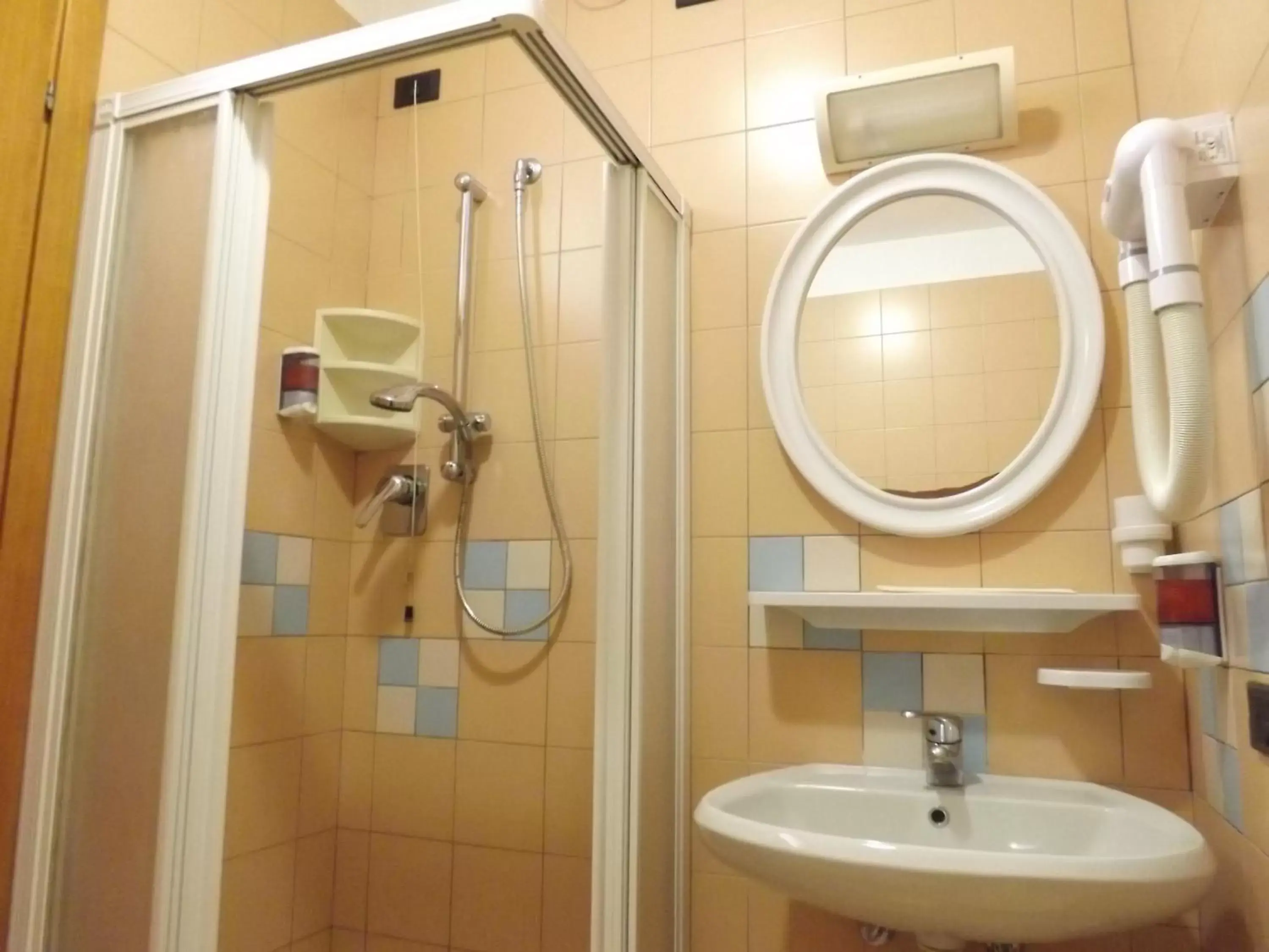 Shower, Bathroom in Hotel Villa Claudia