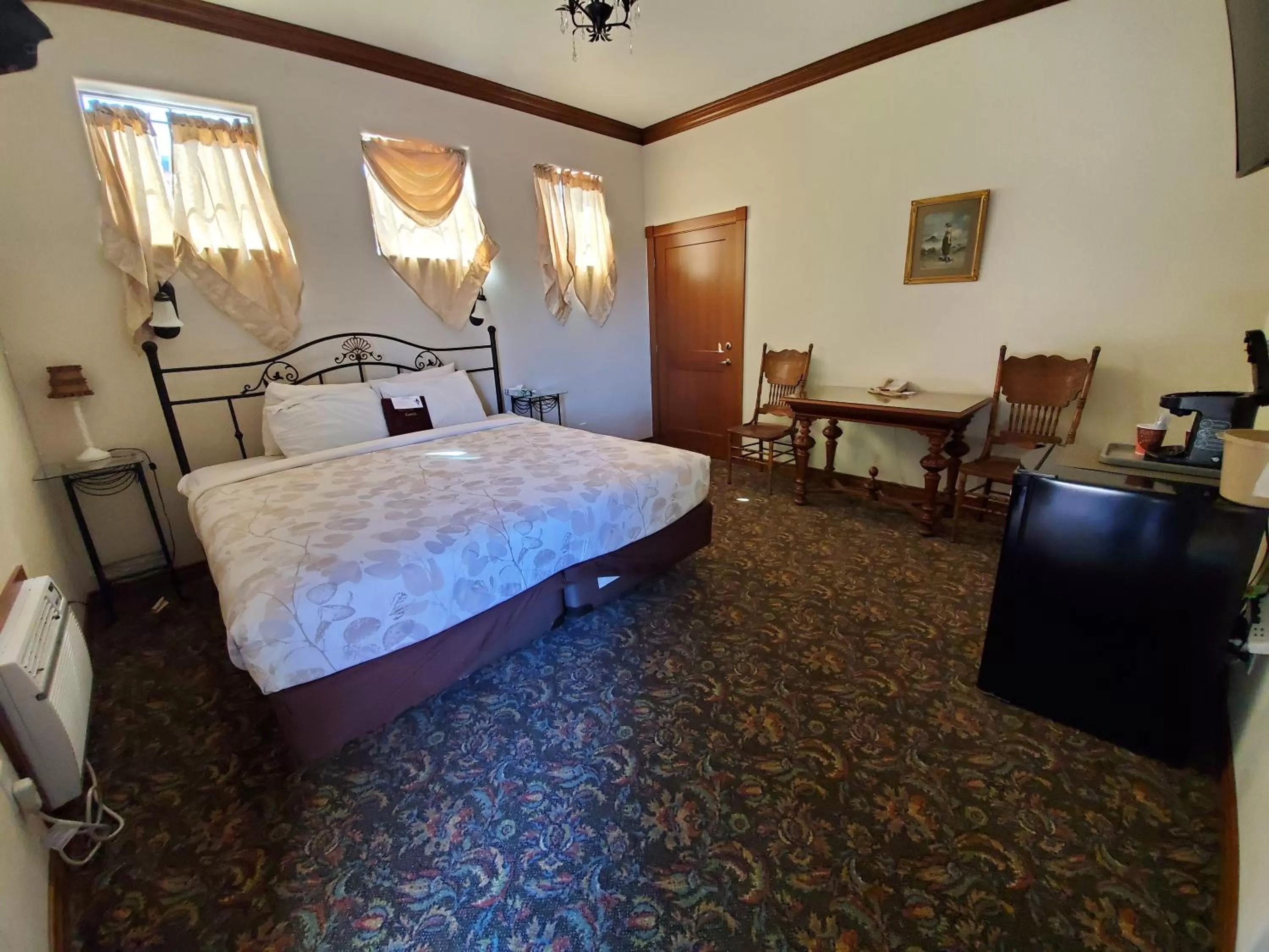 Photo of the whole room, Bed in Manresa Castle